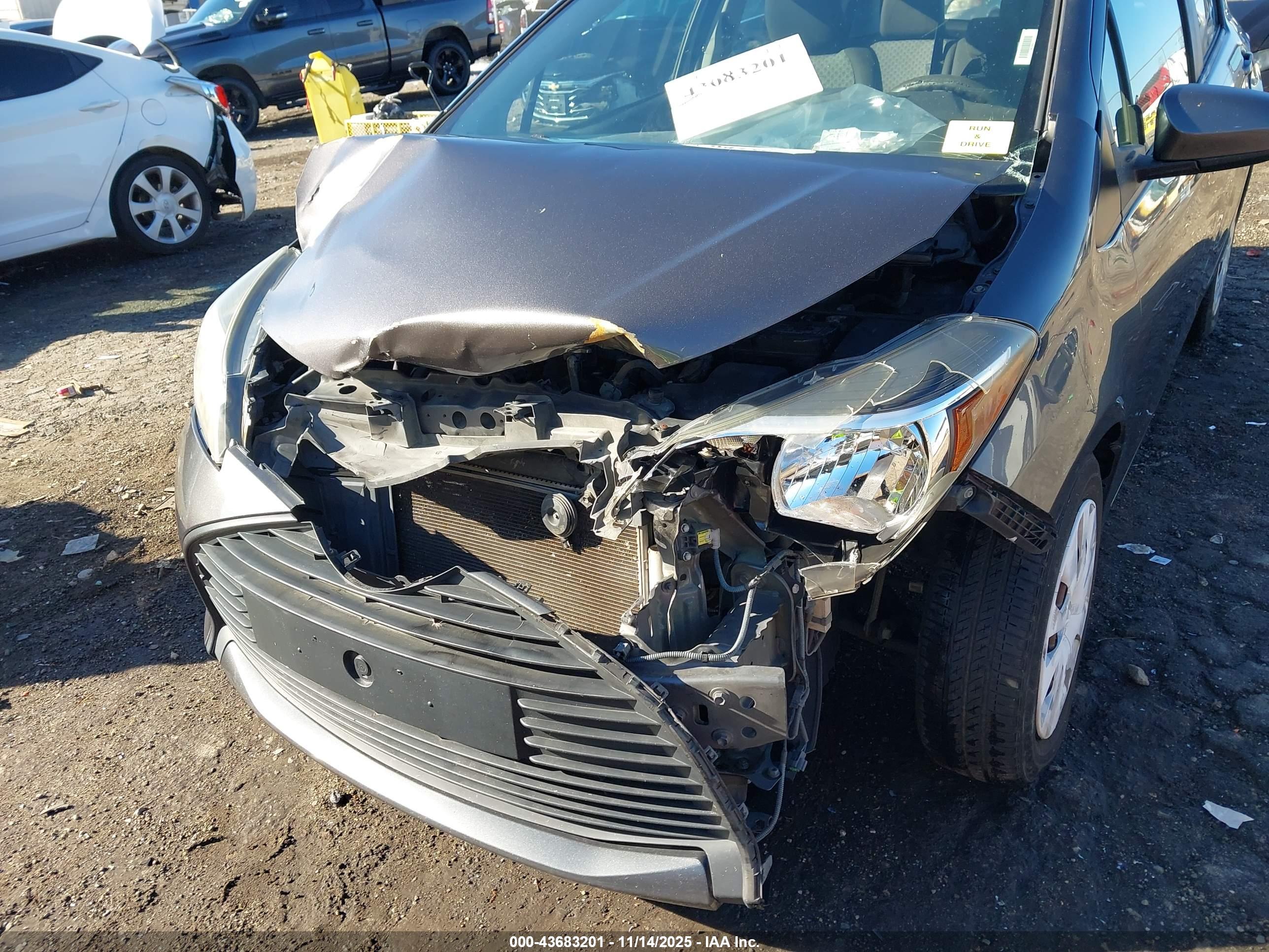 TOYOTA YARIS image 6
