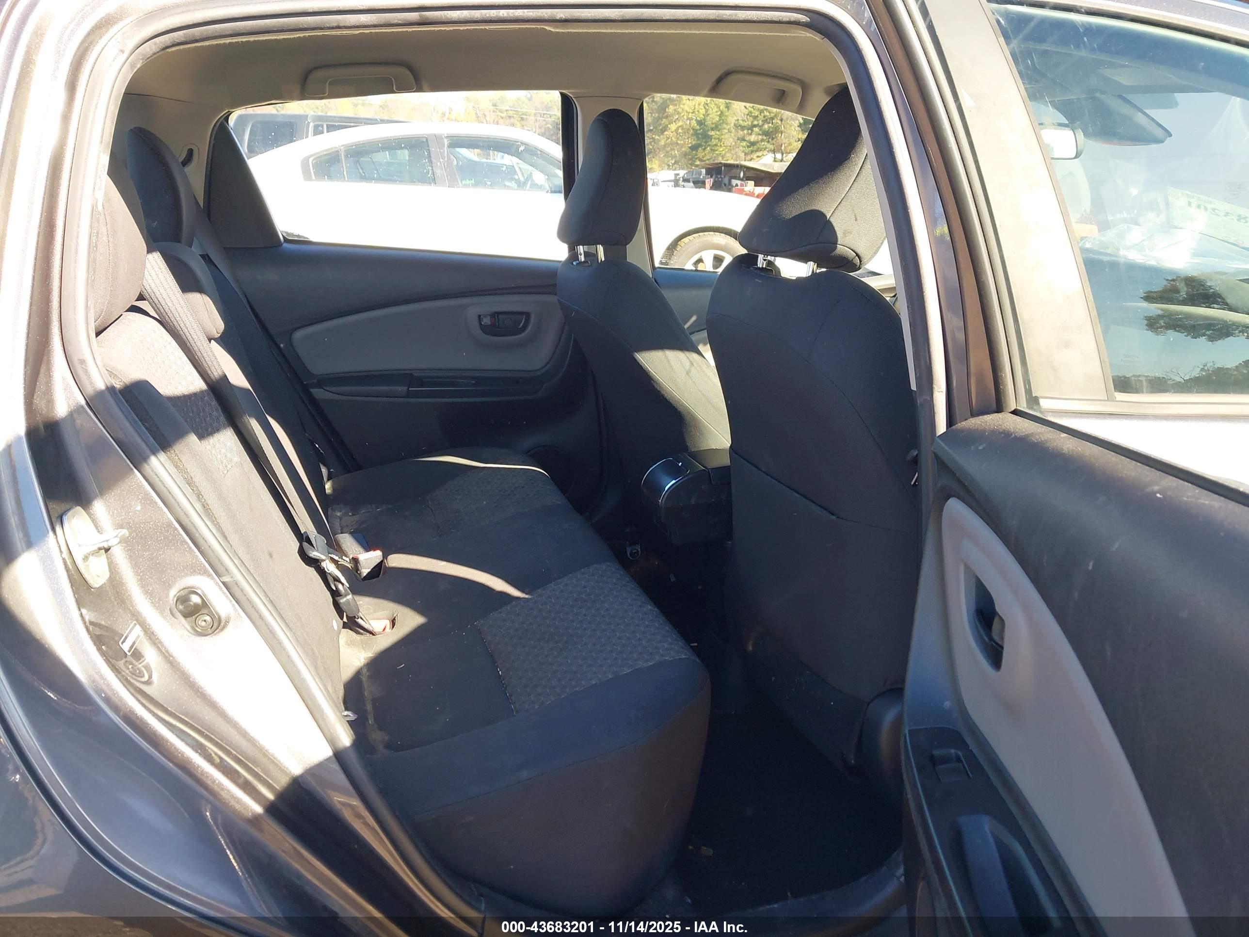 TOYOTA YARIS image 8