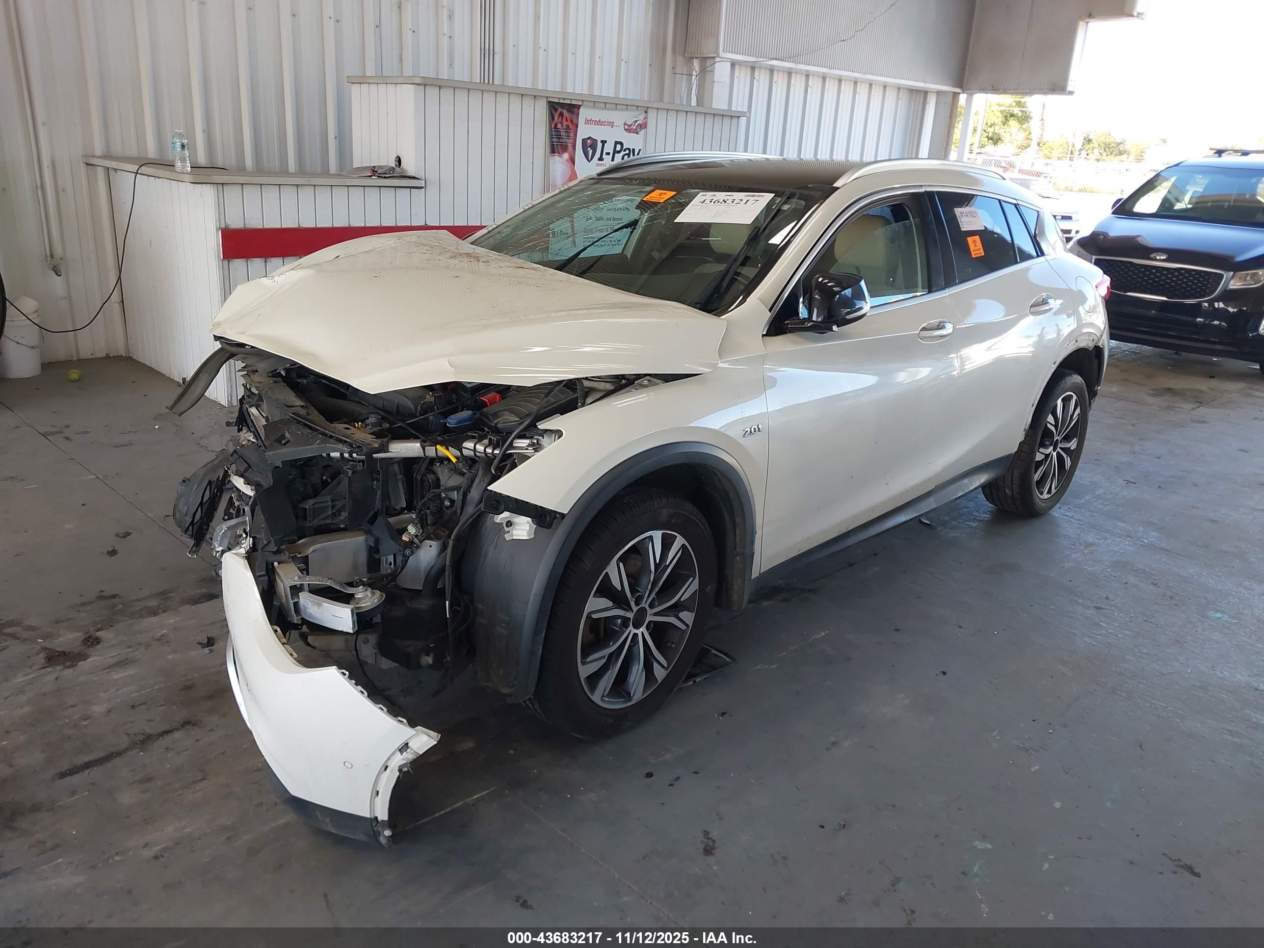 INFINITI QX30 image 2