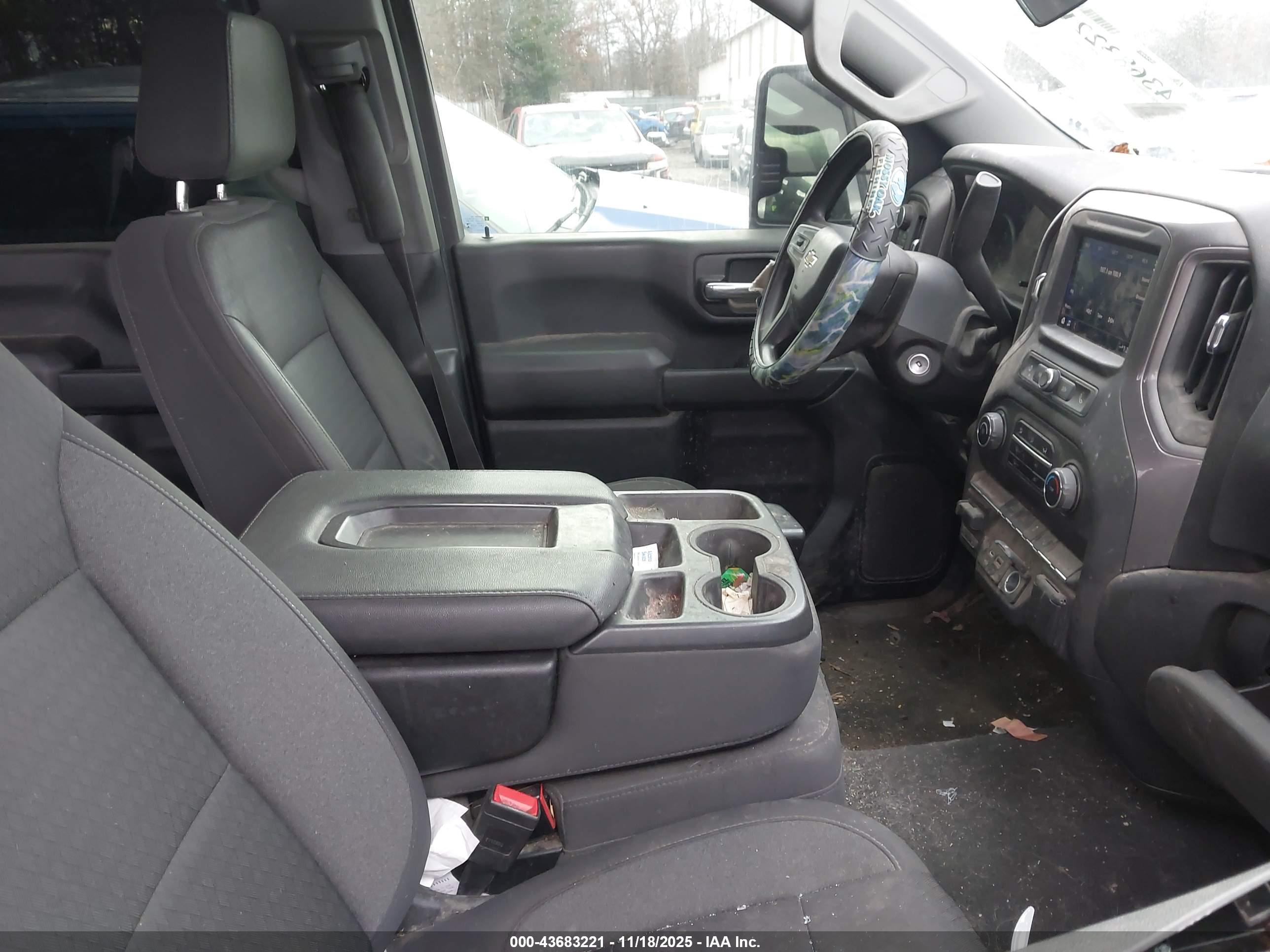 CHEVROLET SILVERADO image 5