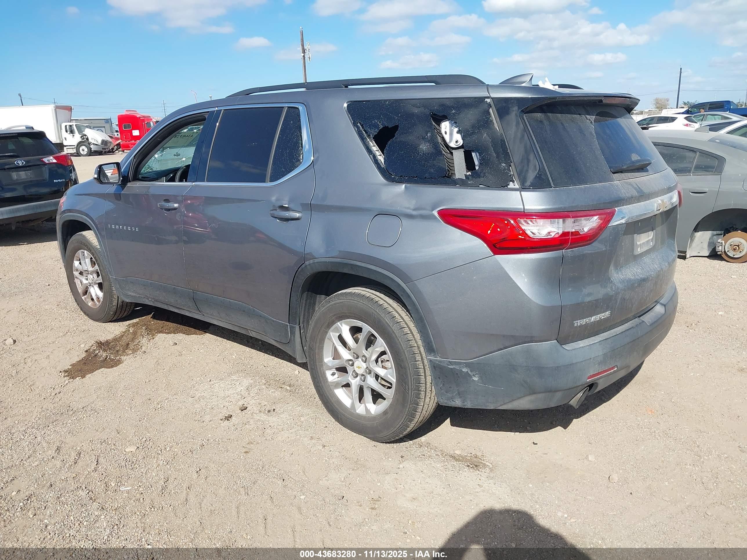 CHEVROLET TRAVERSE image 3