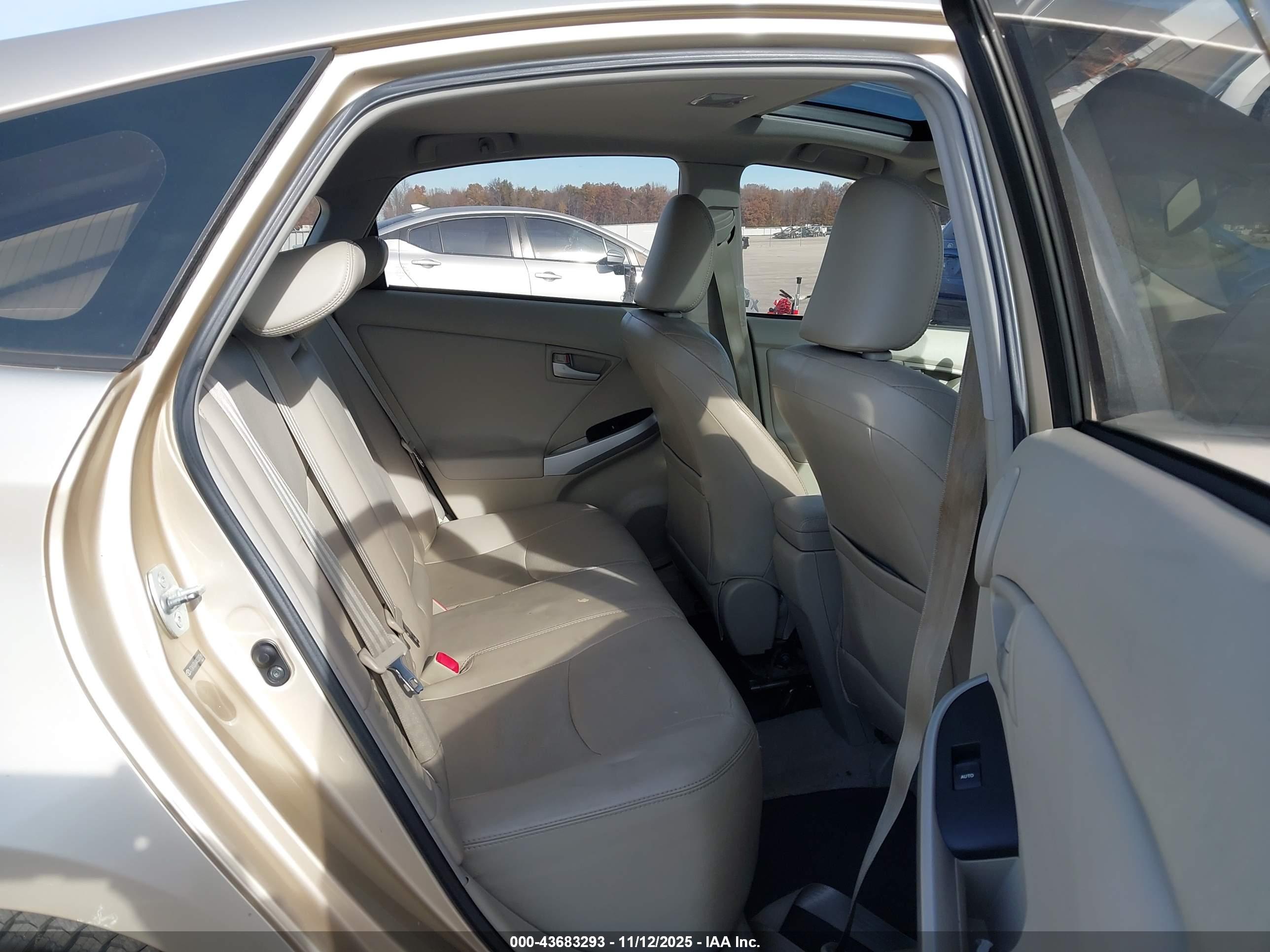 TOYOTA PRIUS image 8