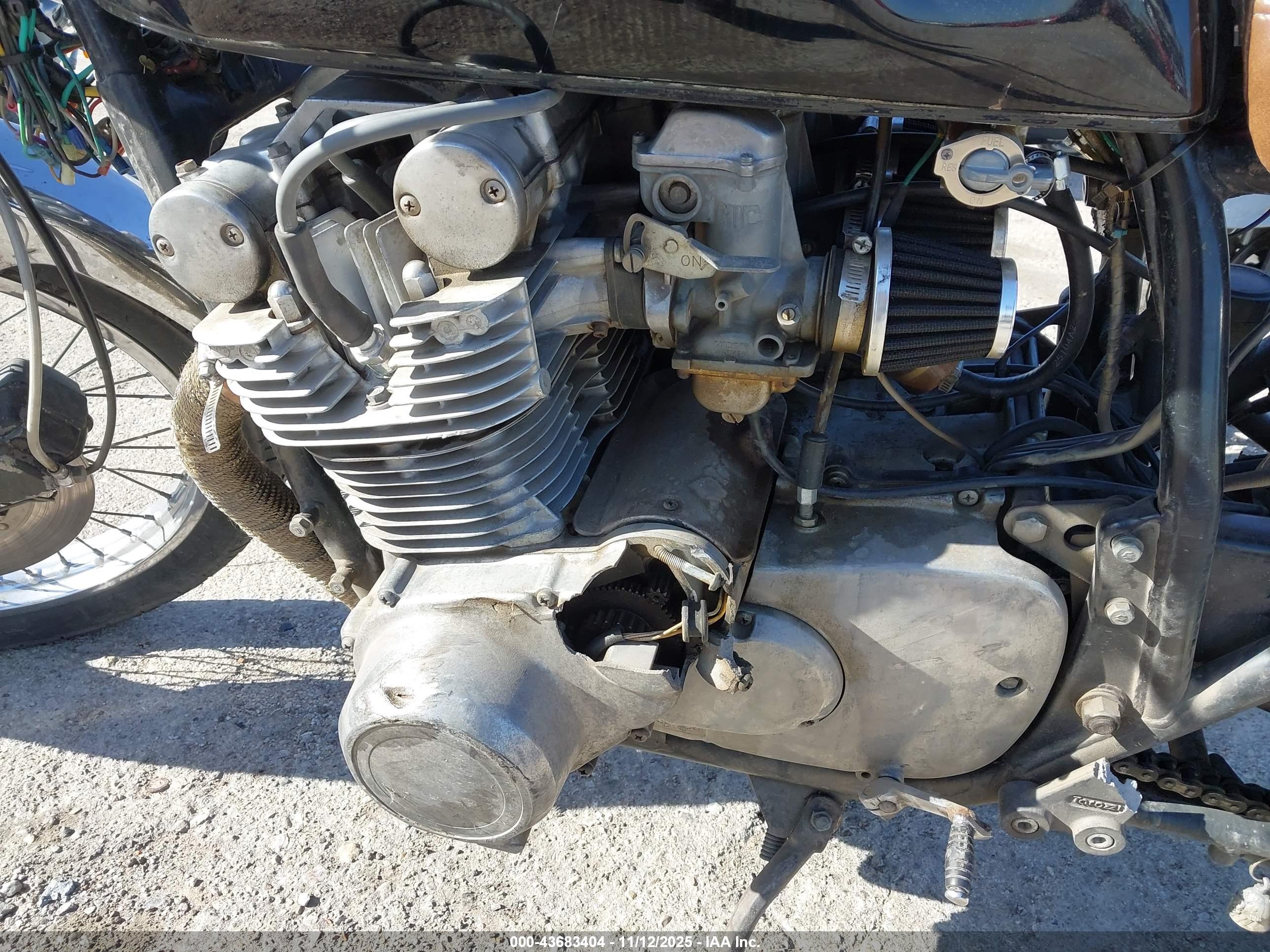 SUZUKI GS750 image 9