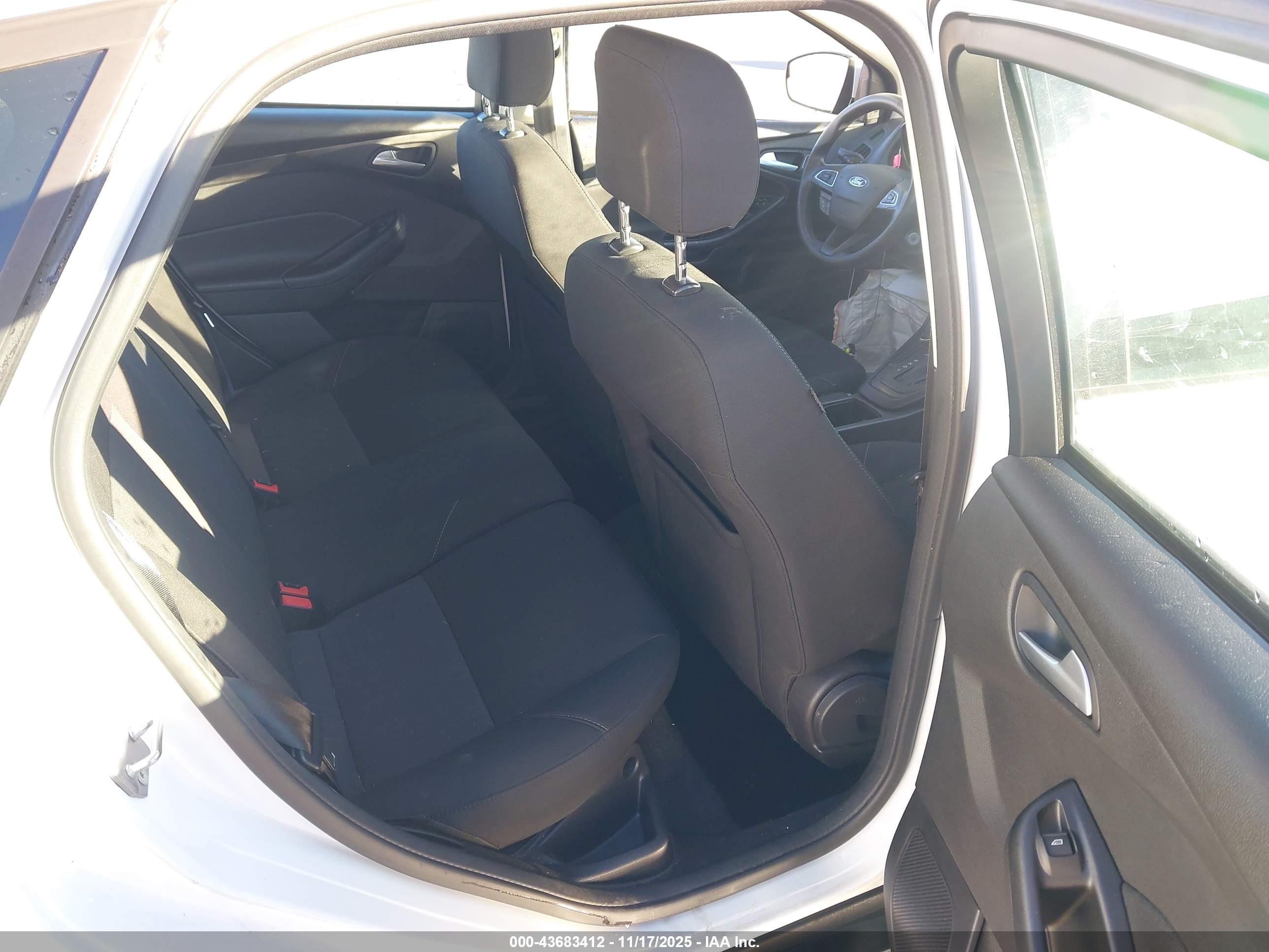 FORD FOCUS image 8