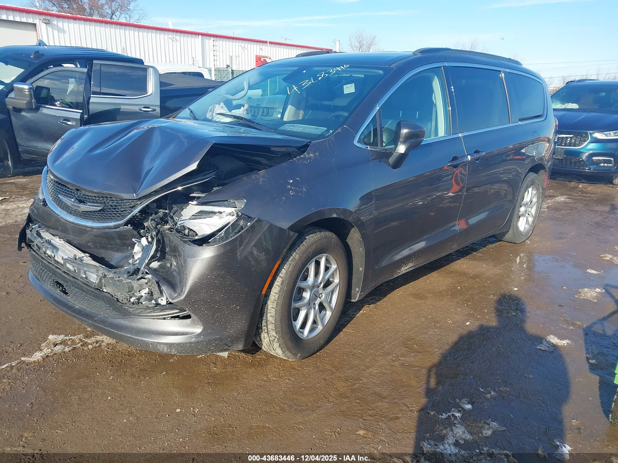 CHRYSLER VOYAGER image 2