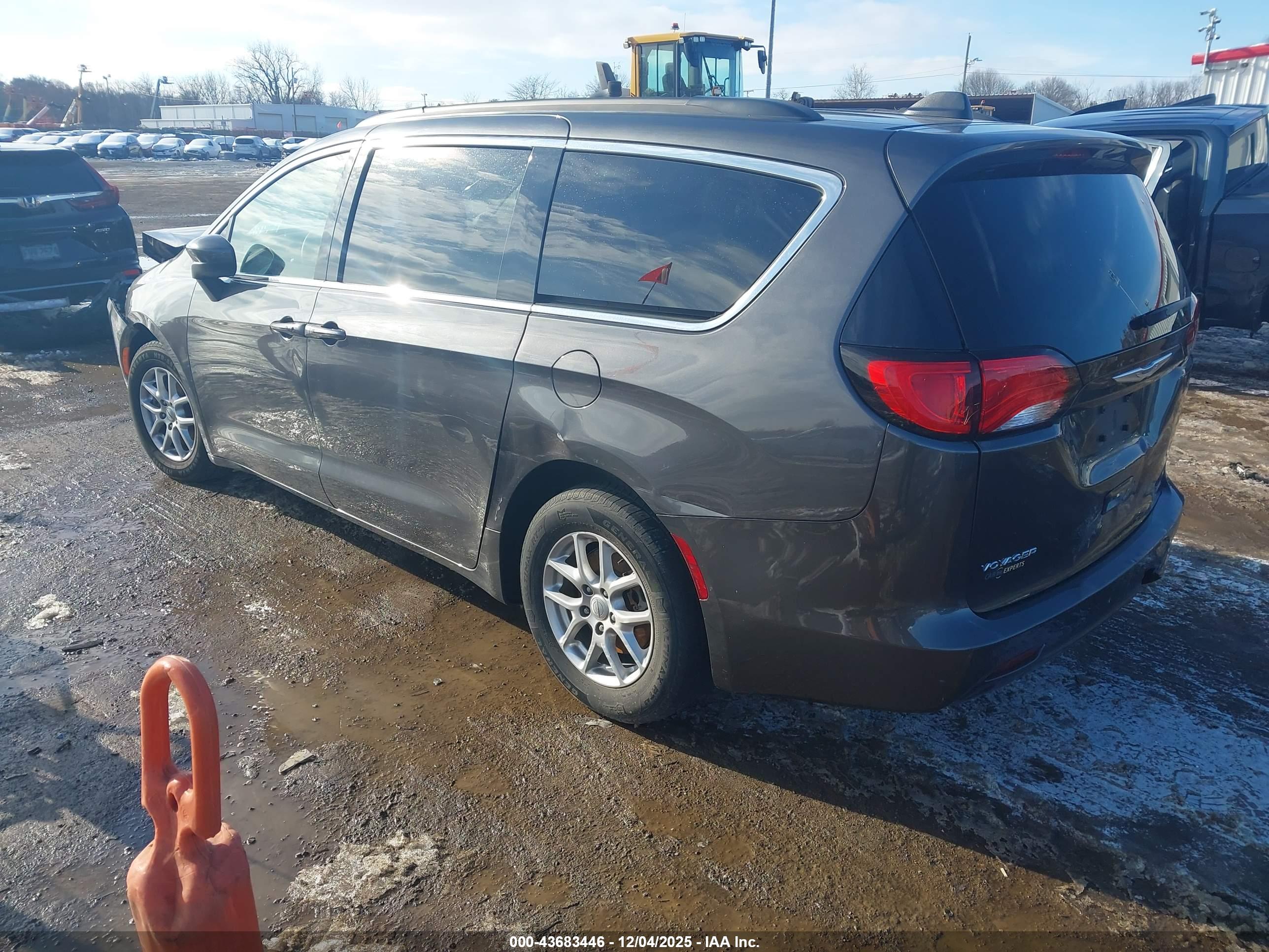 CHRYSLER VOYAGER image 3