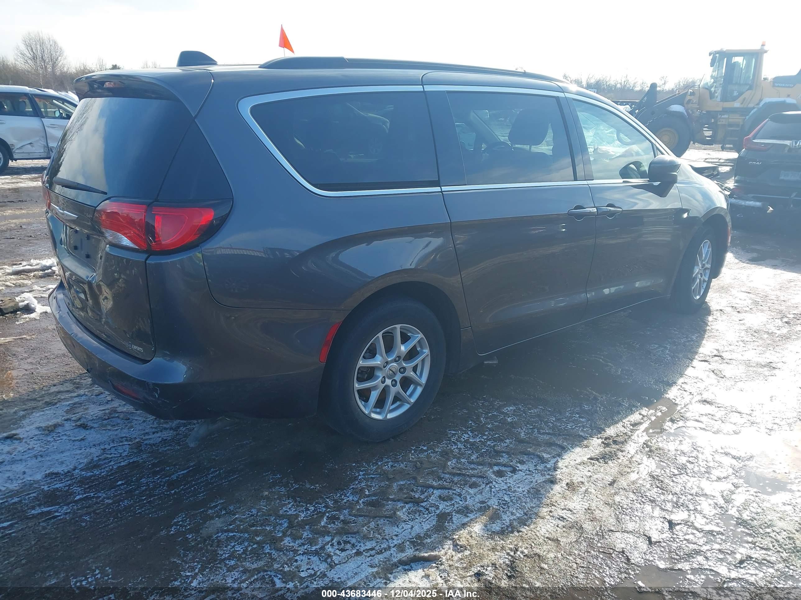 CHRYSLER VOYAGER image 4
