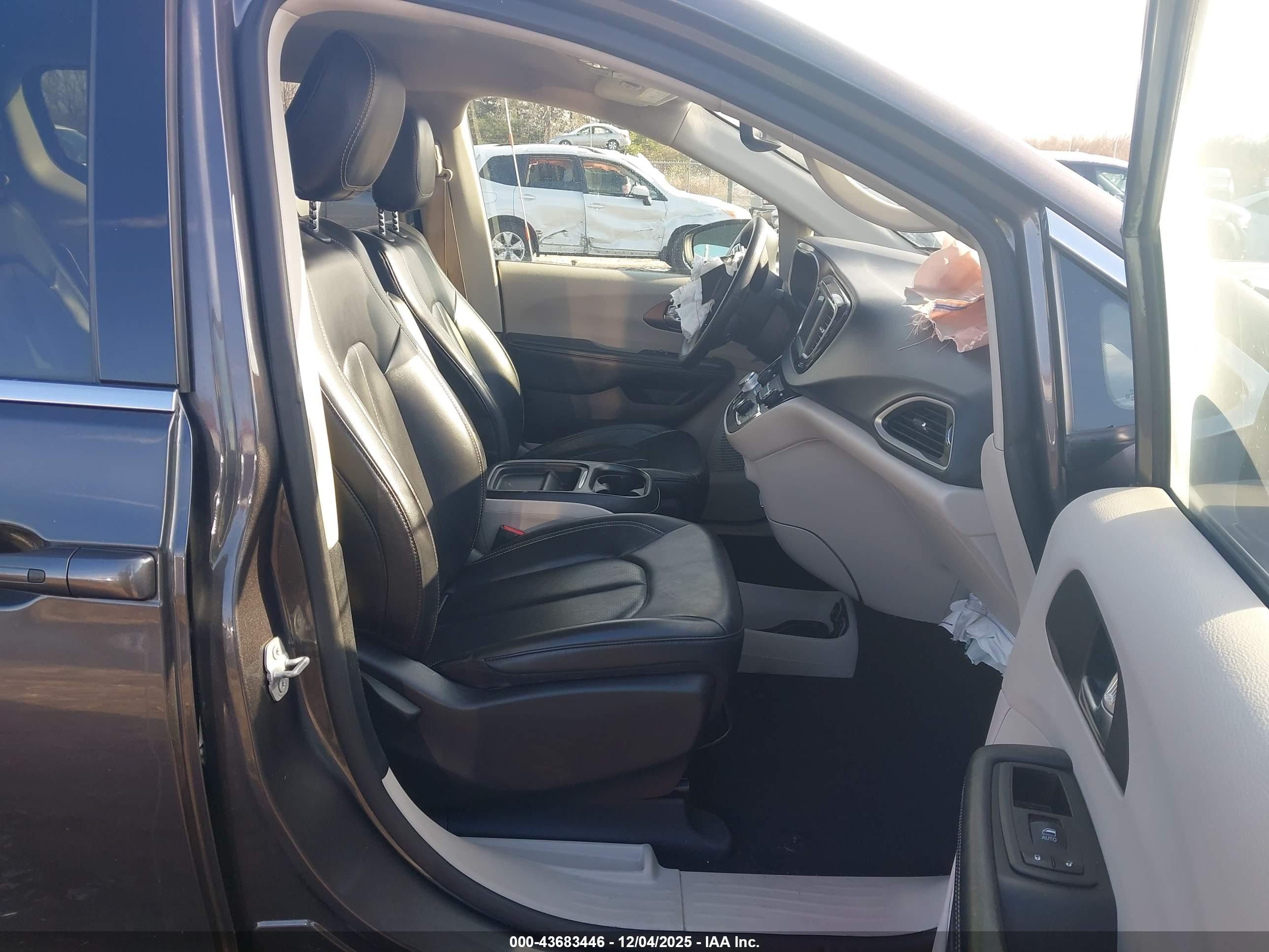 CHRYSLER VOYAGER image 5