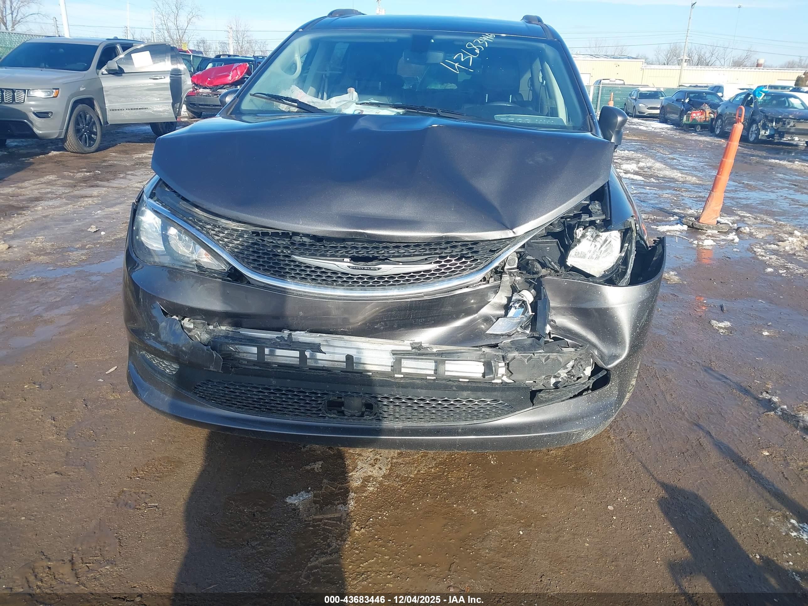 CHRYSLER VOYAGER image 6
