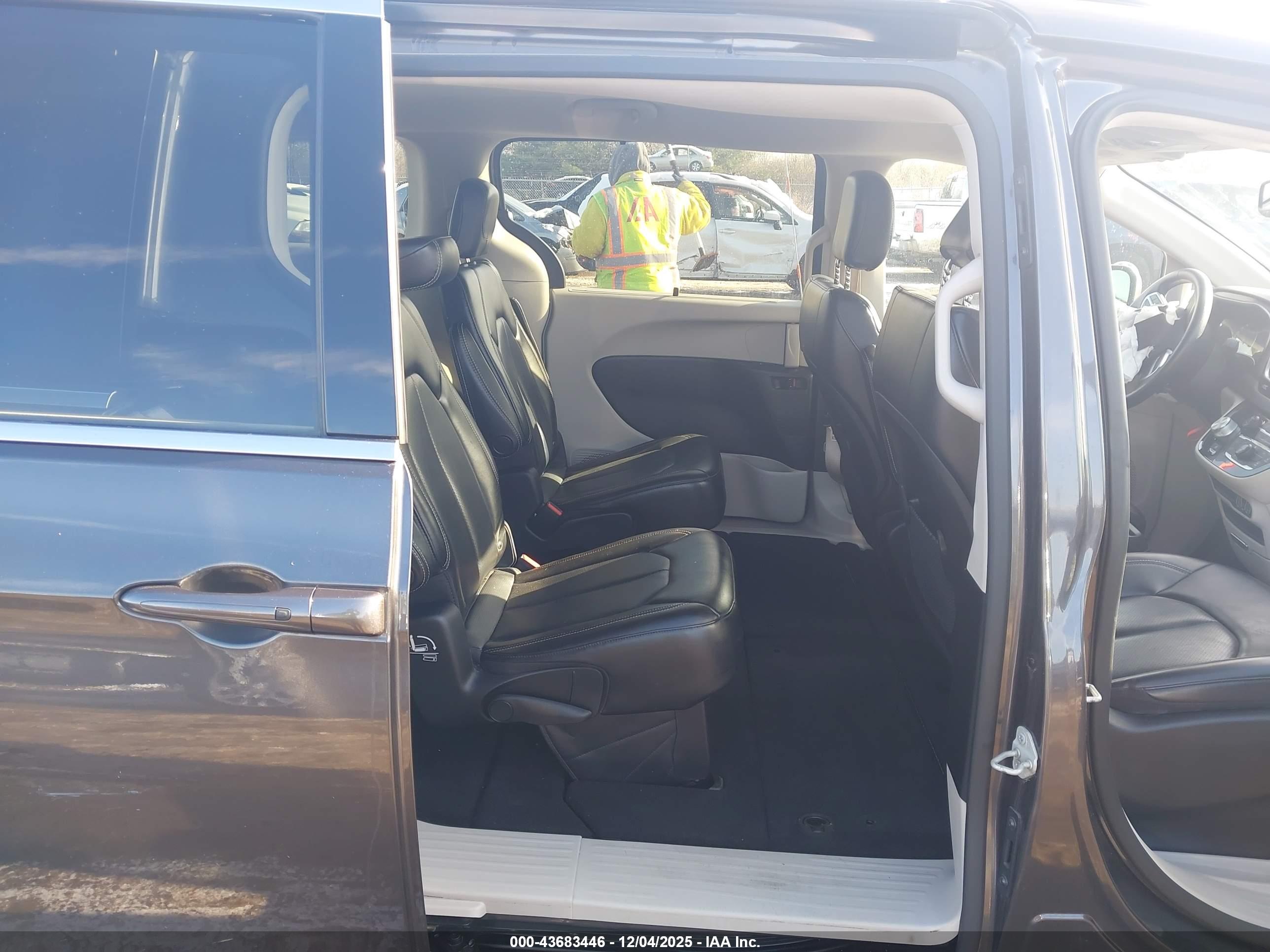 CHRYSLER VOYAGER image 8
