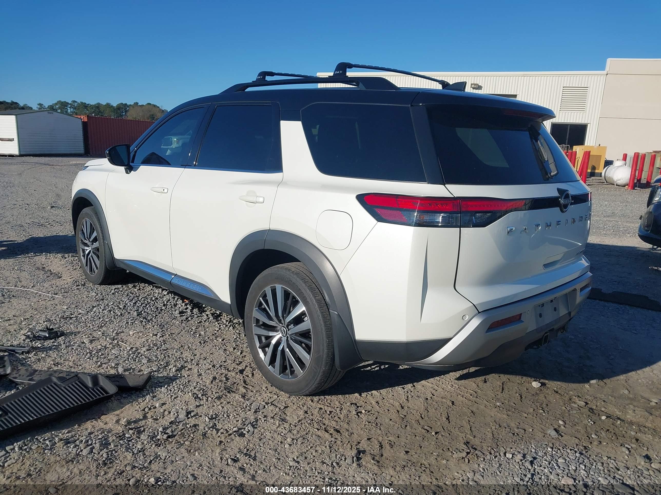 NISSAN PATHFINDER image 3