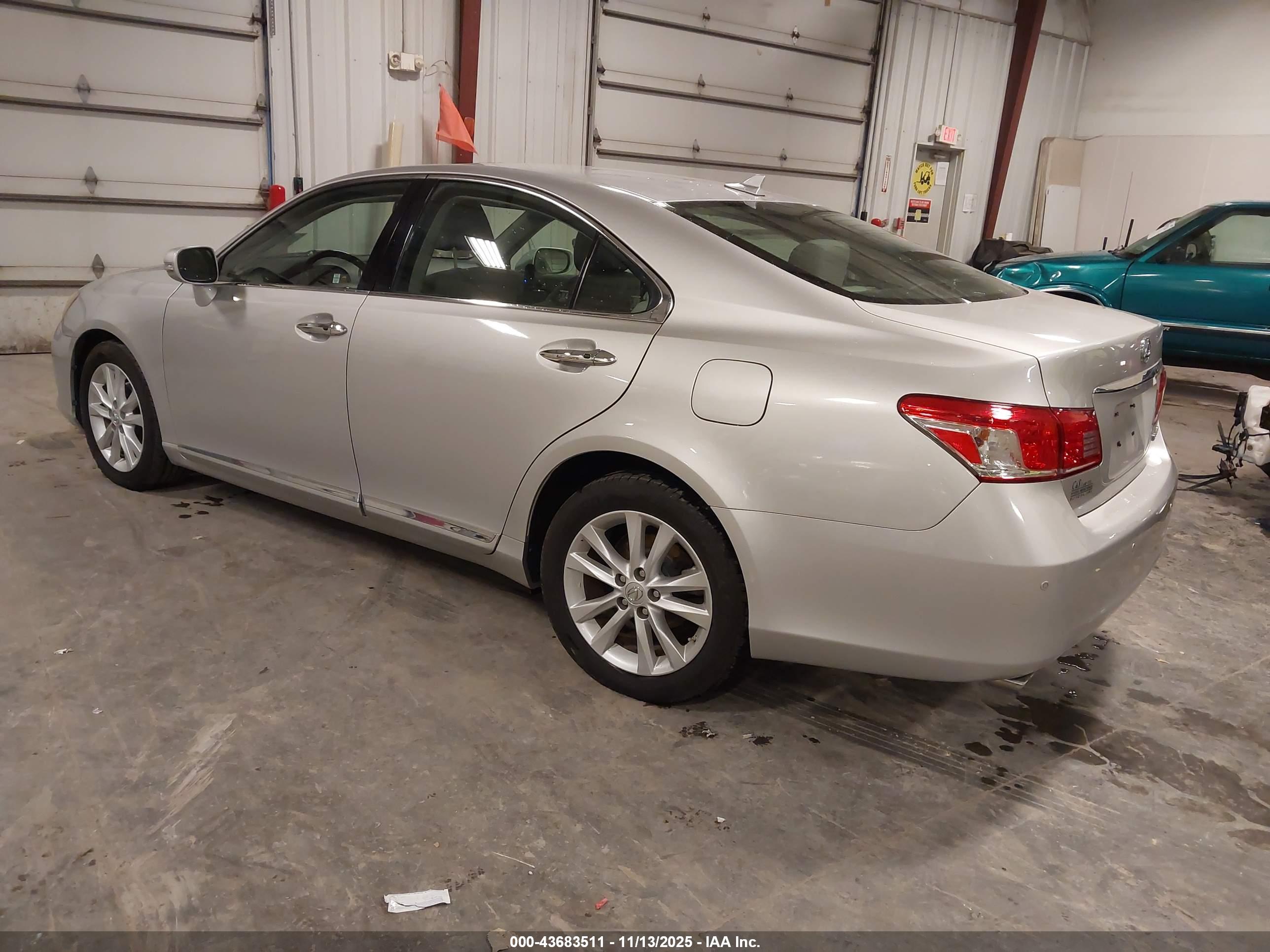 LEXUS ES image 3