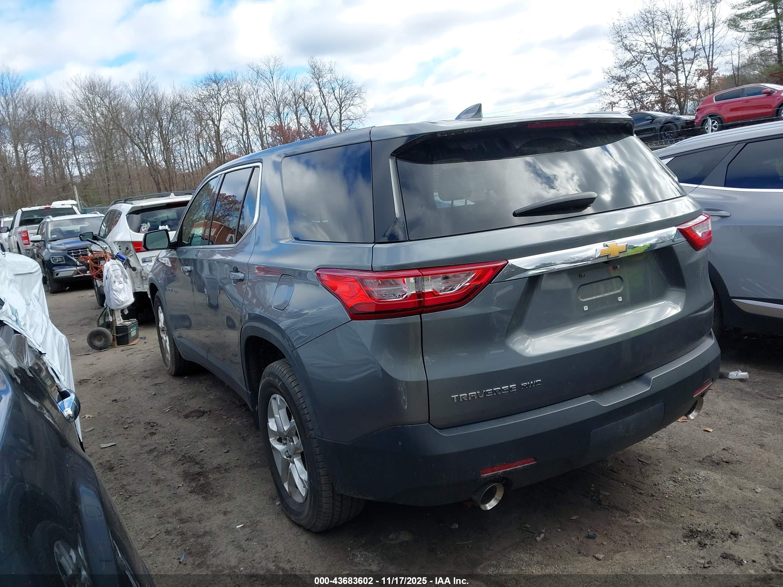 CHEVROLET TRAVERSE image 3