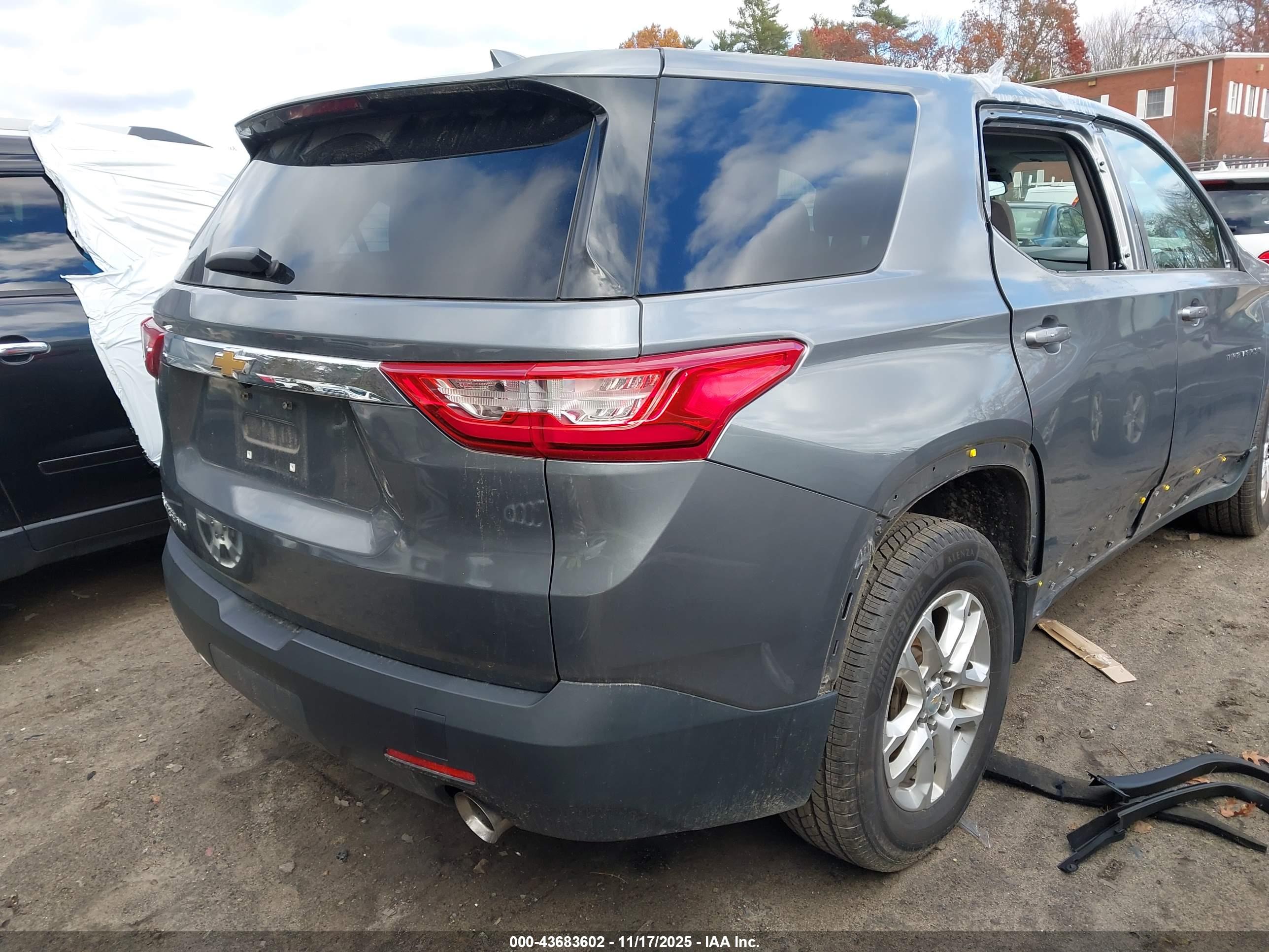 CHEVROLET TRAVERSE image 4