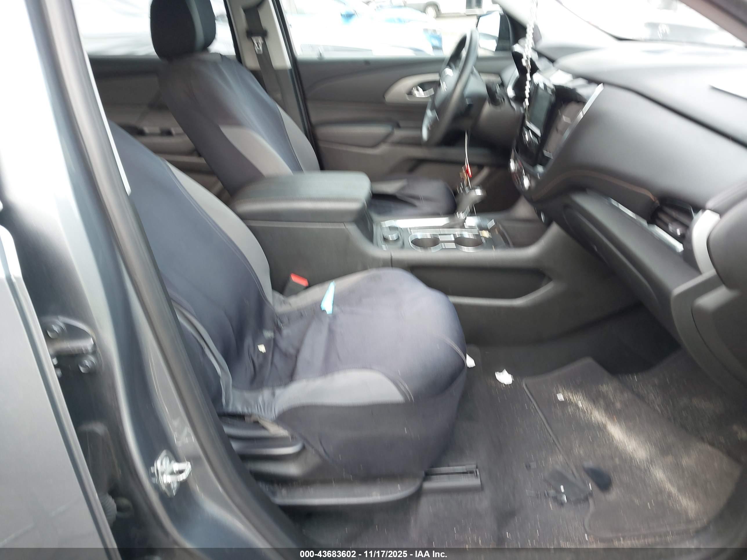 CHEVROLET TRAVERSE image 5