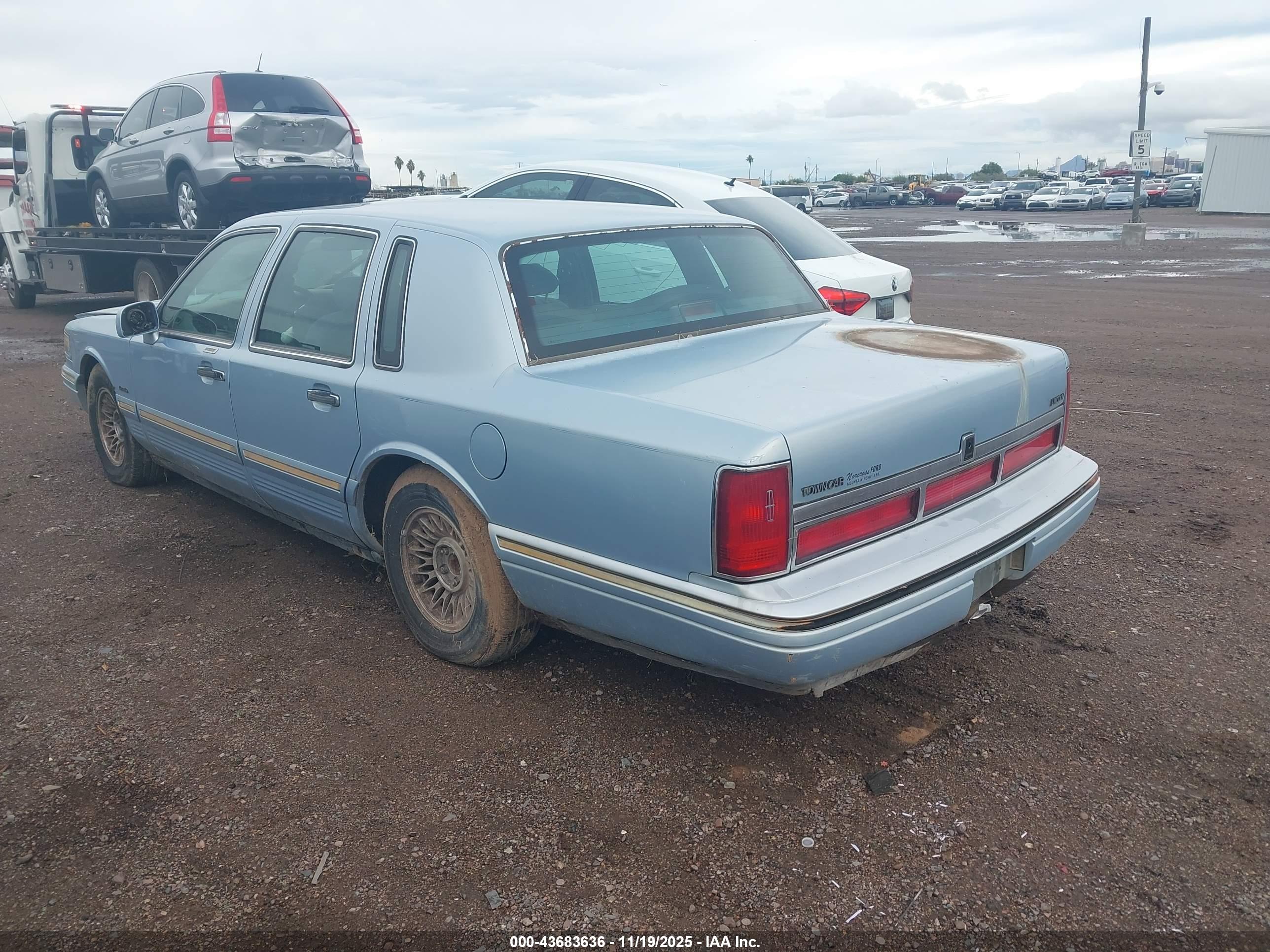 LINCOLN TOWN image 3