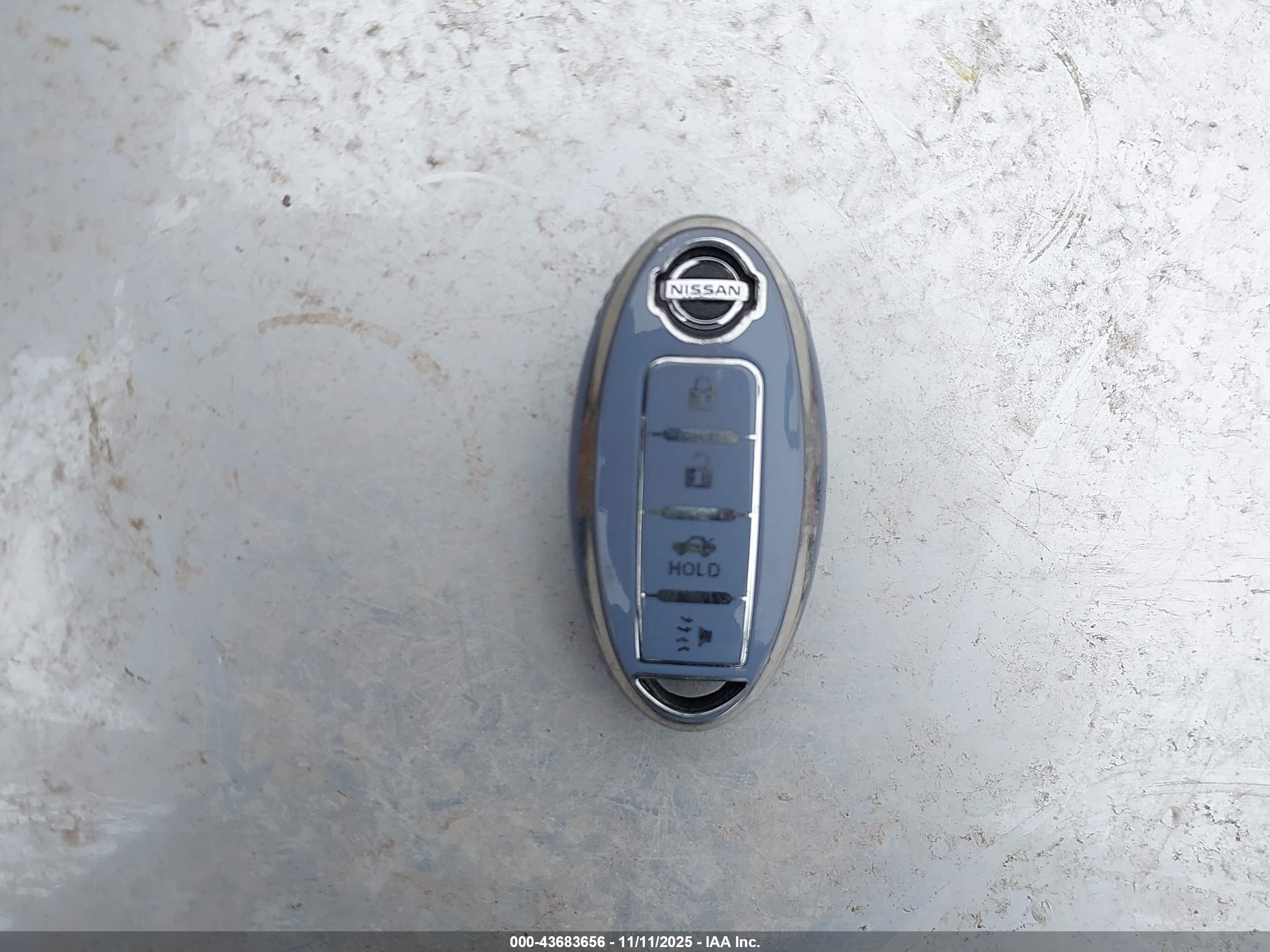 NISSAN VERSA image 11
