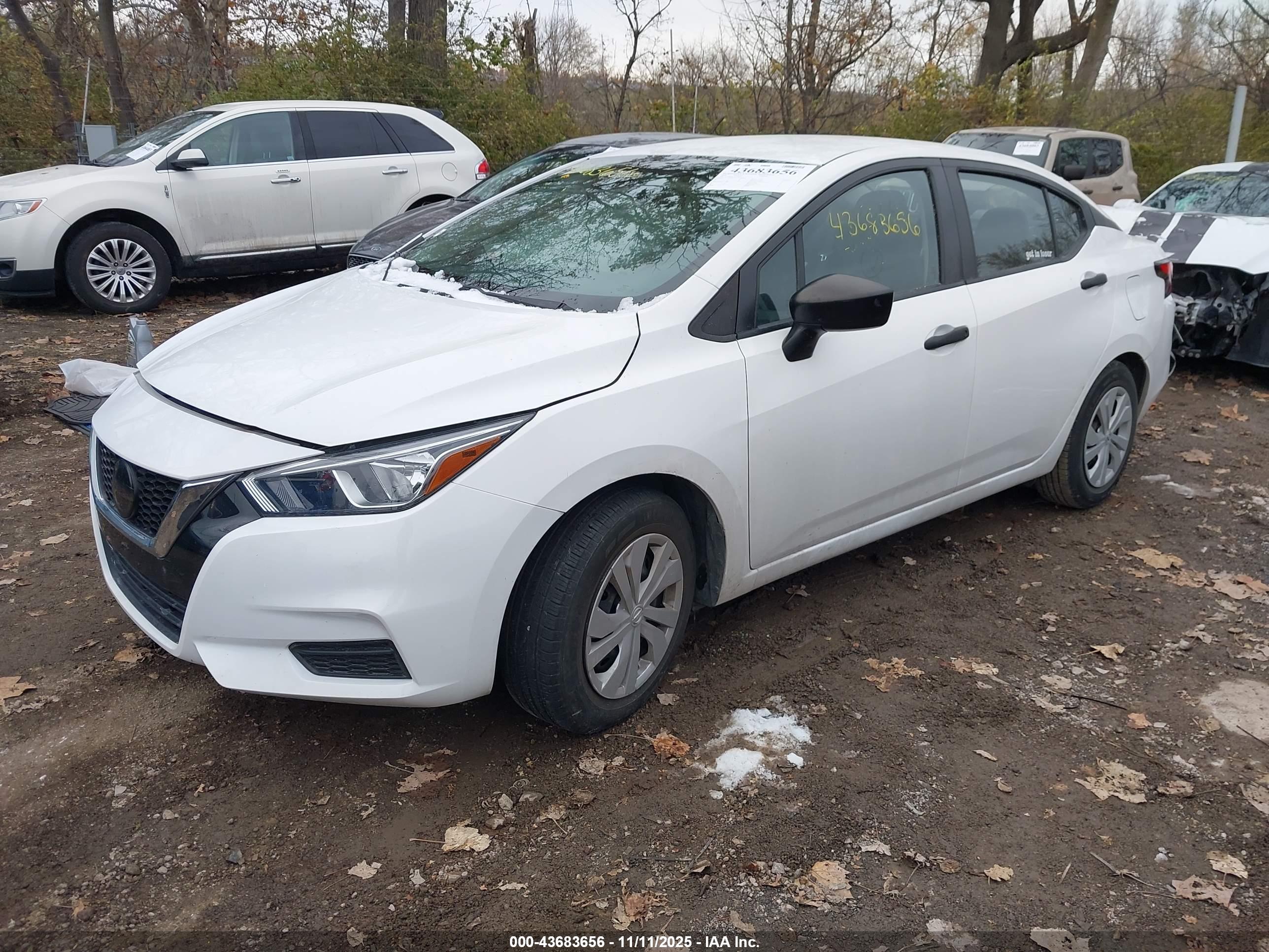NISSAN VERSA image 2