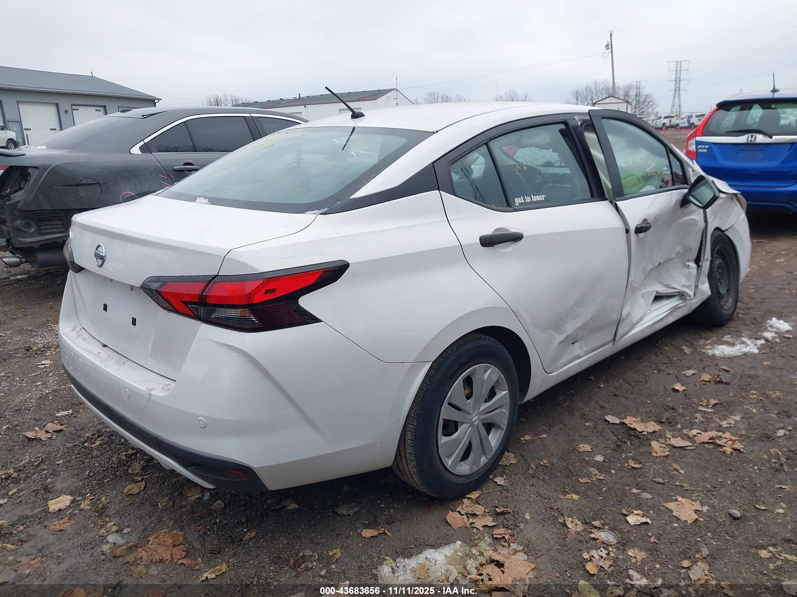 NISSAN VERSA image 4