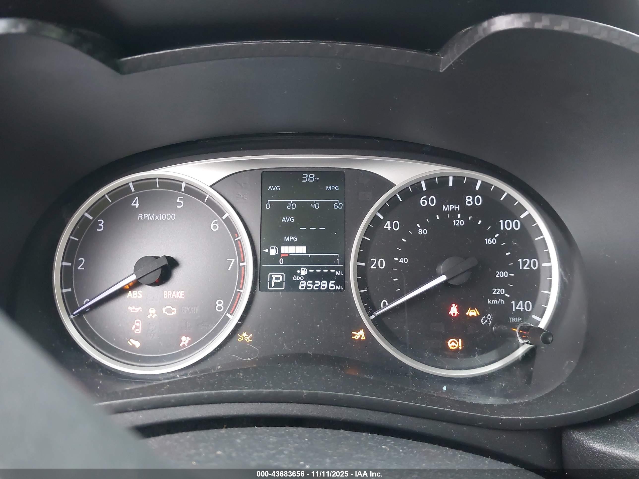 NISSAN VERSA image 7