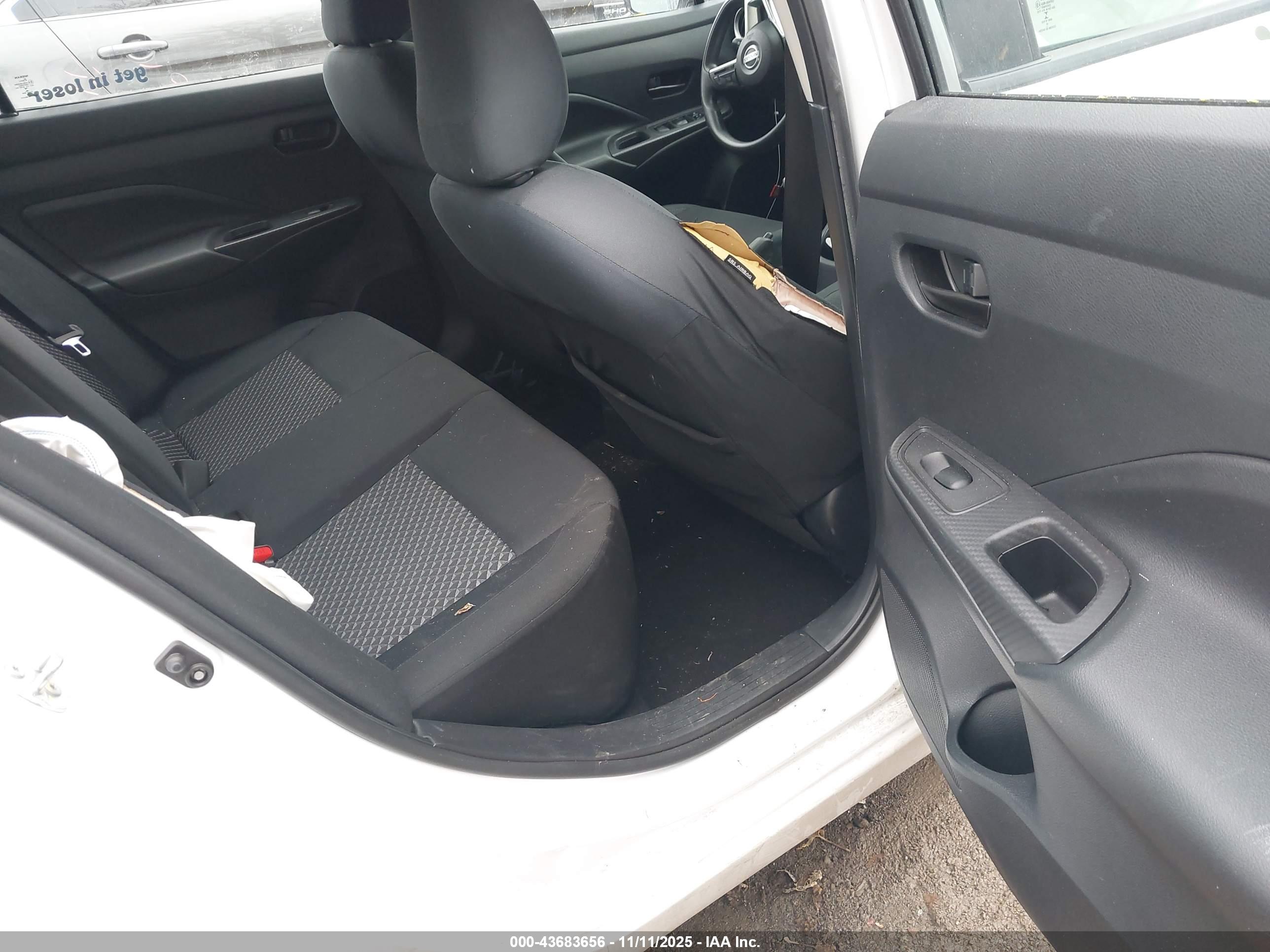 NISSAN VERSA image 8