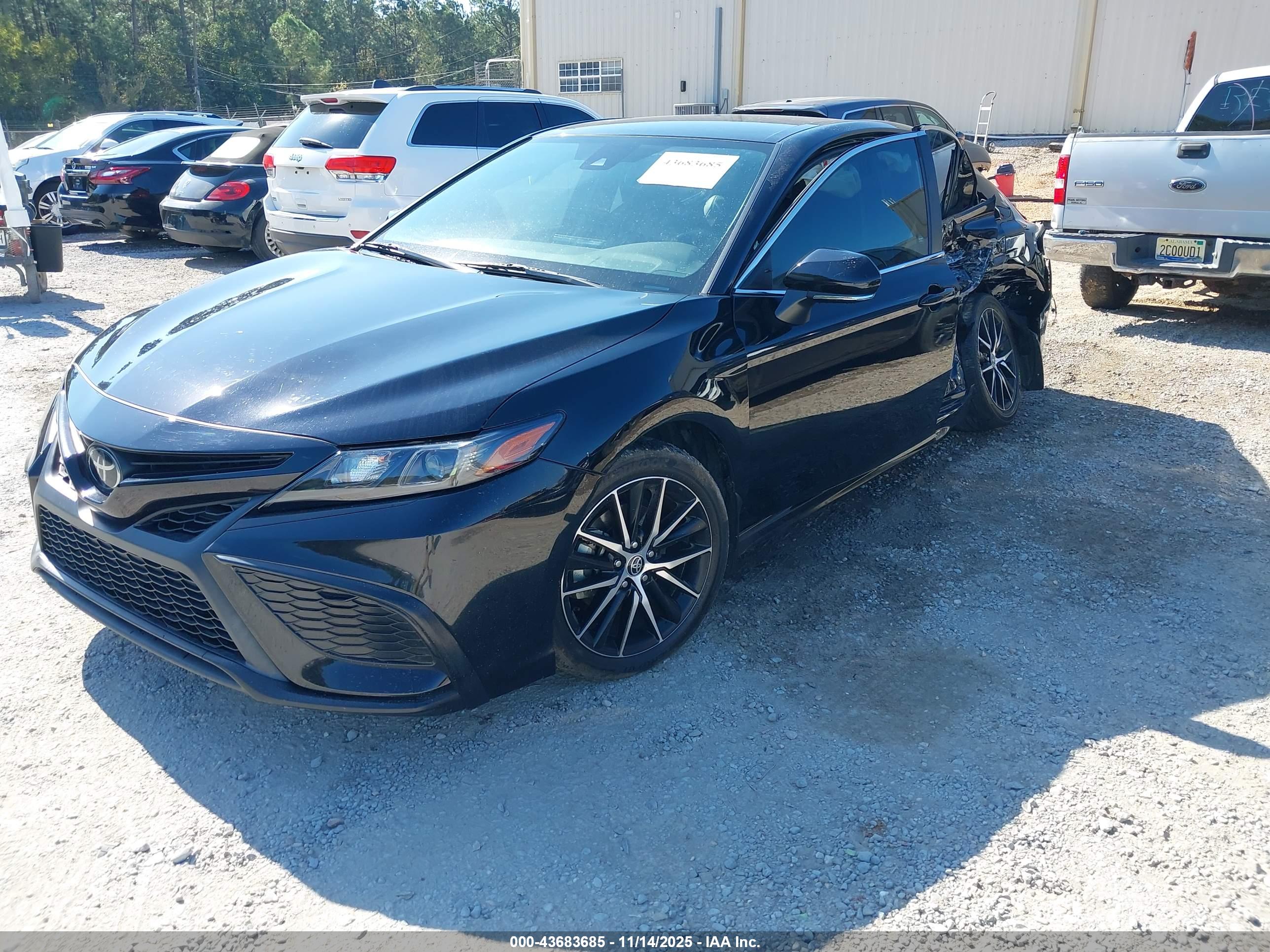 TOYOTA CAMRY image 2