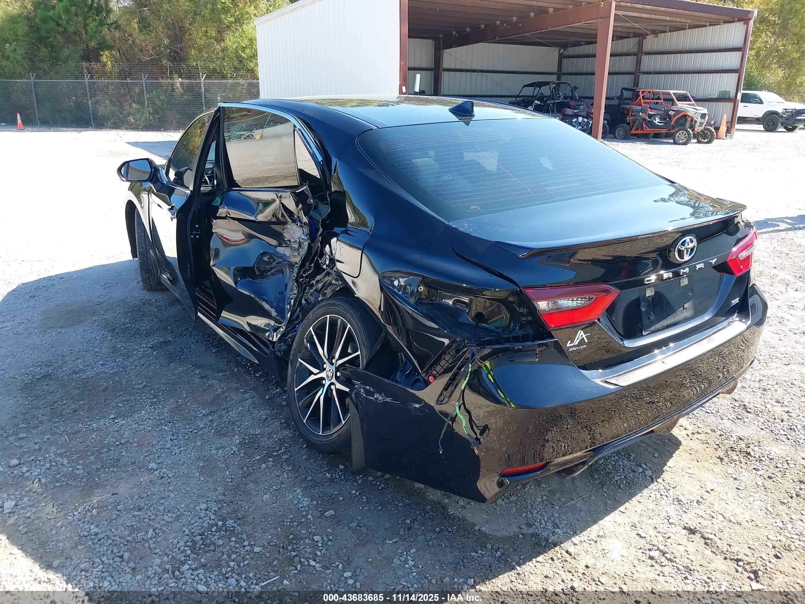 TOYOTA CAMRY image 3