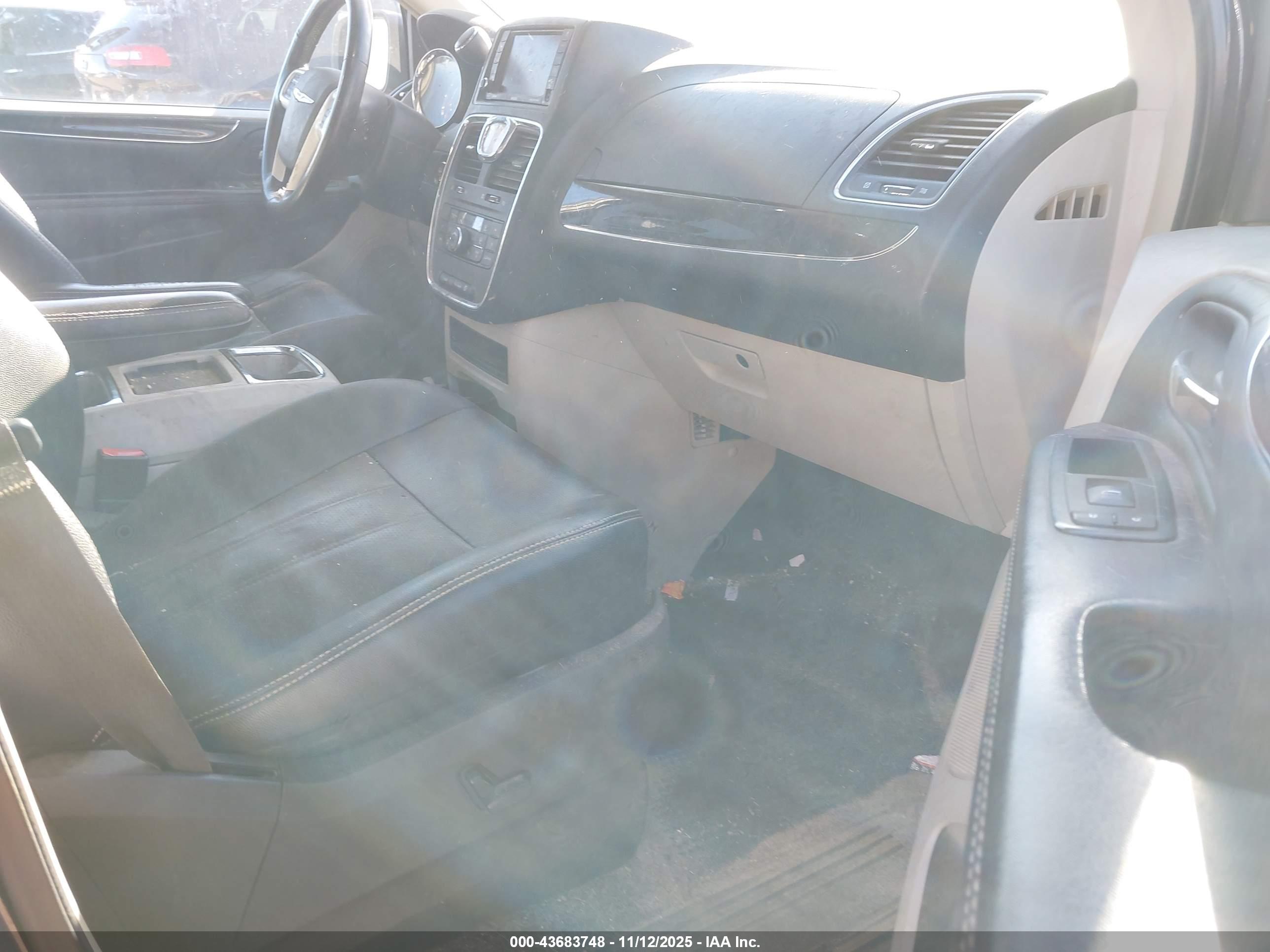 CHRYSLER TOWN image 5