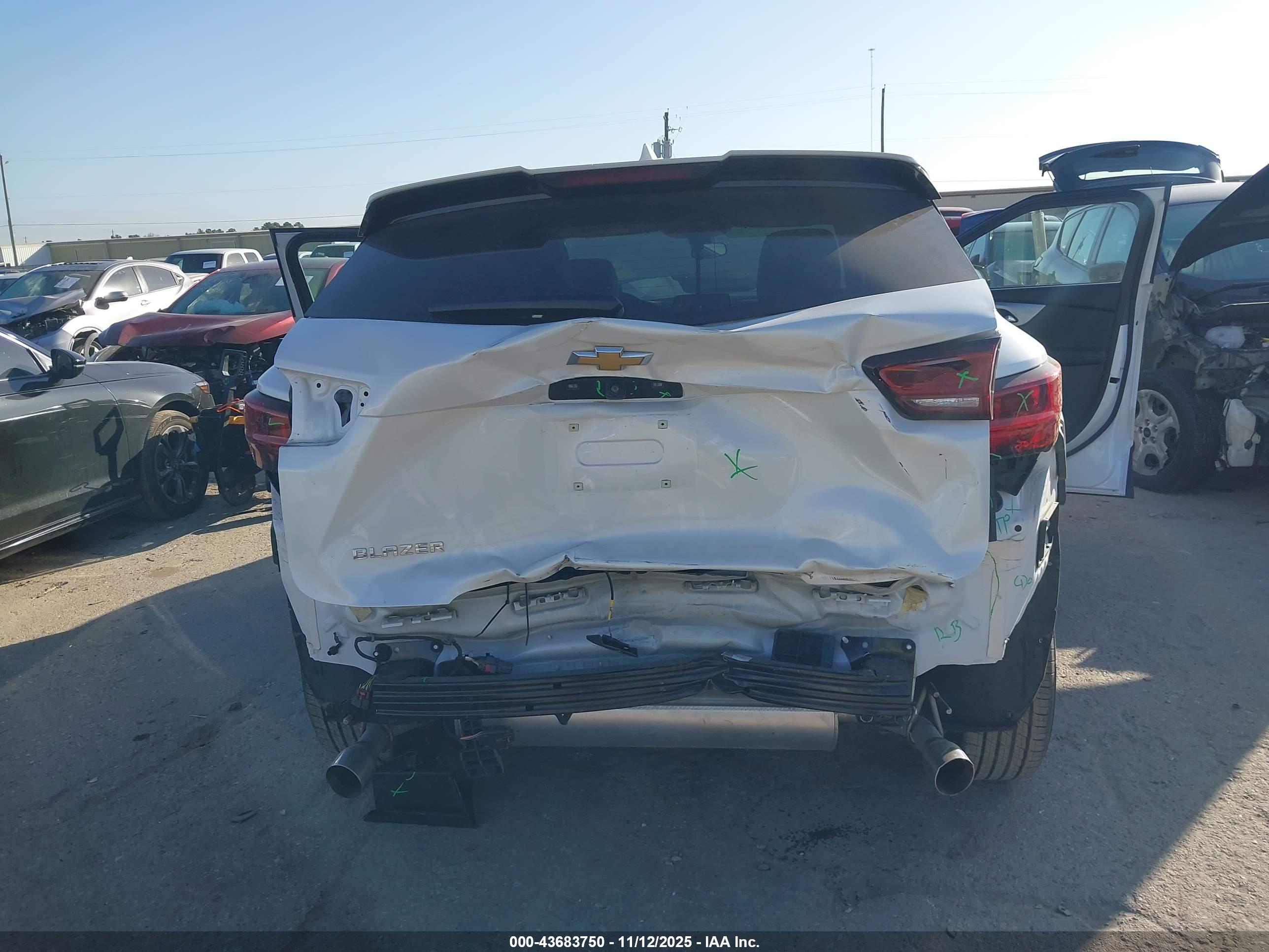 CHEVROLET BLAZER image 6