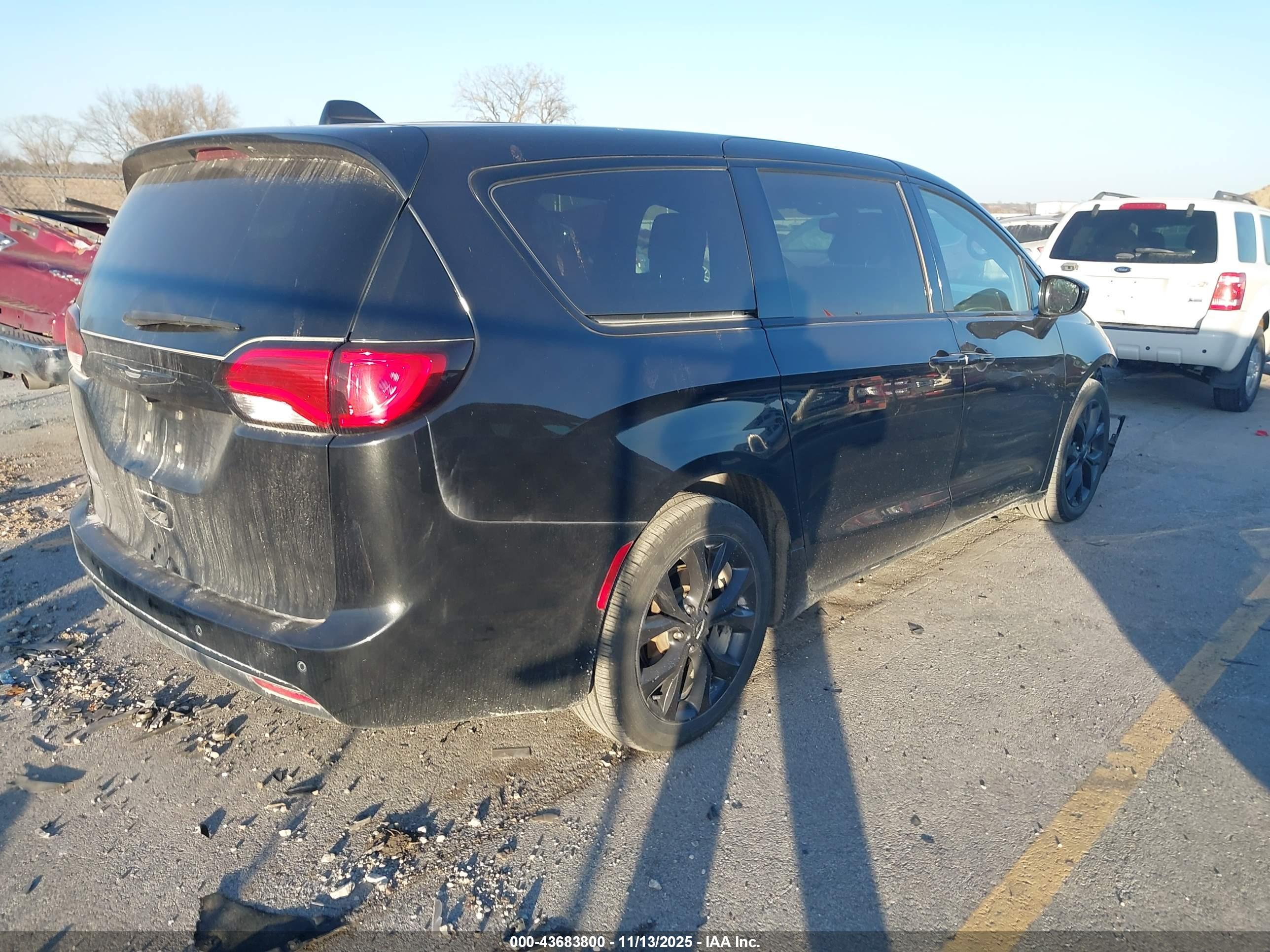 CHRYSLER PACIFICA image 4