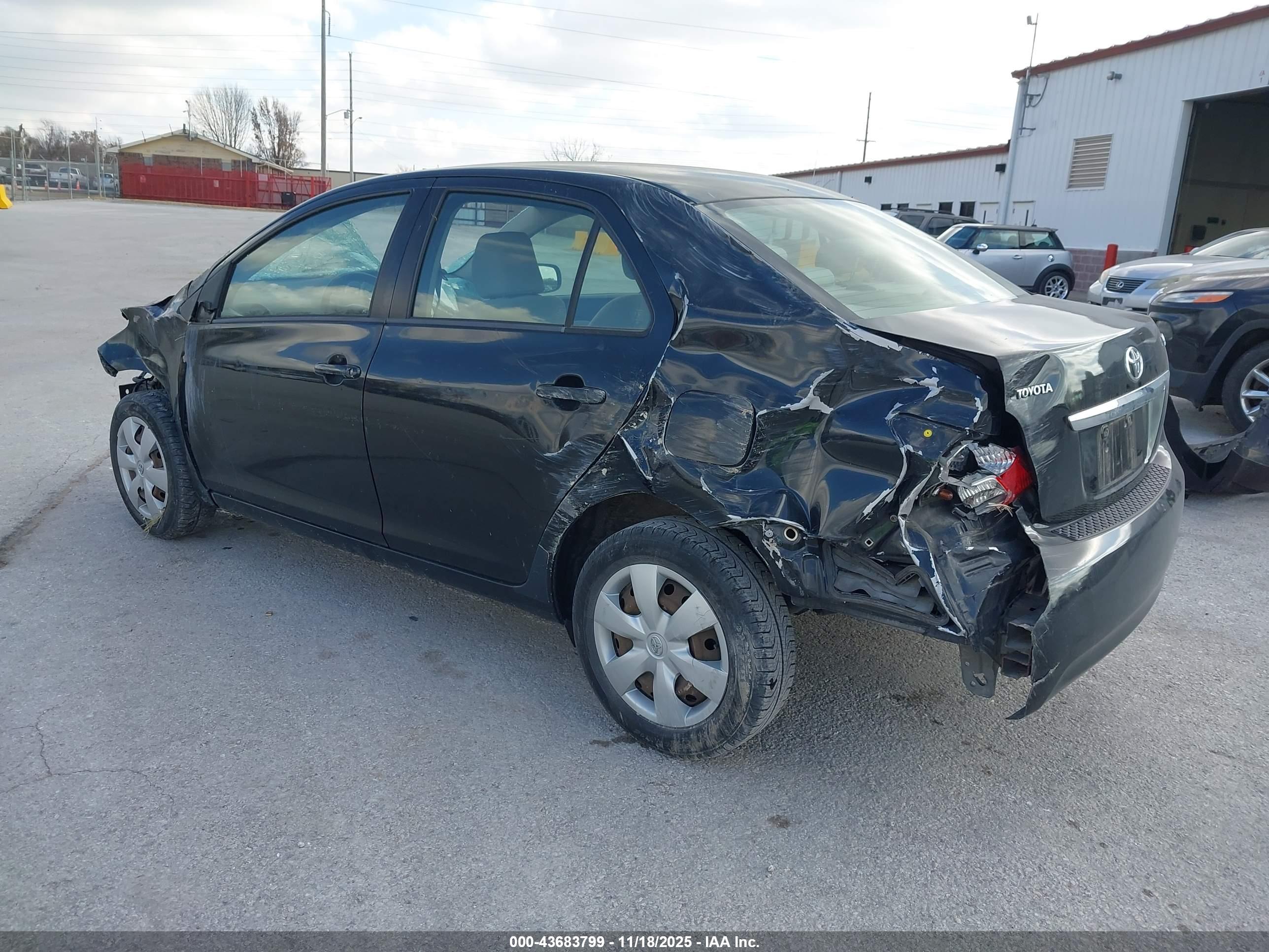 TOYOTA YARIS image 3