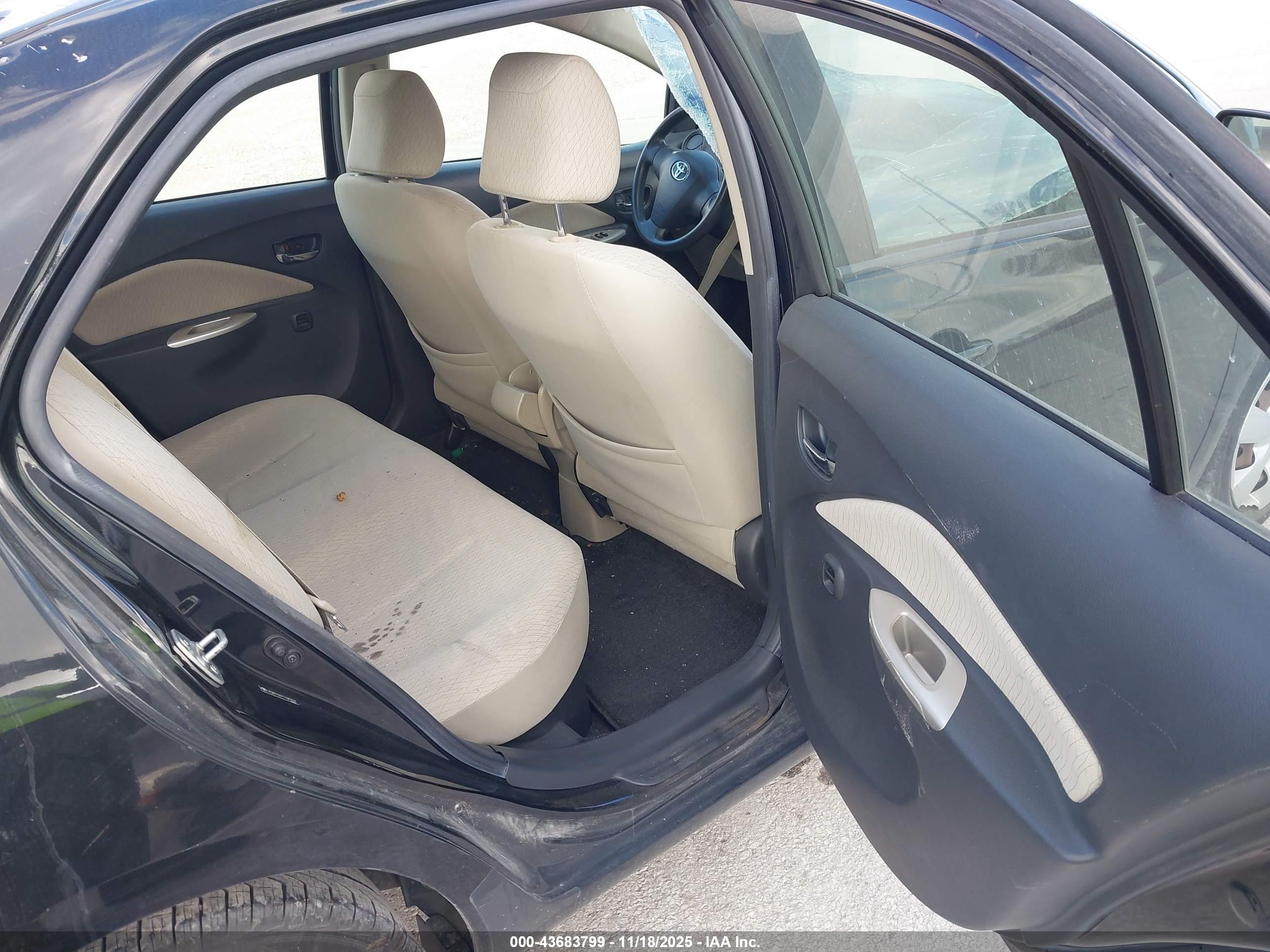 TOYOTA YARIS image 8