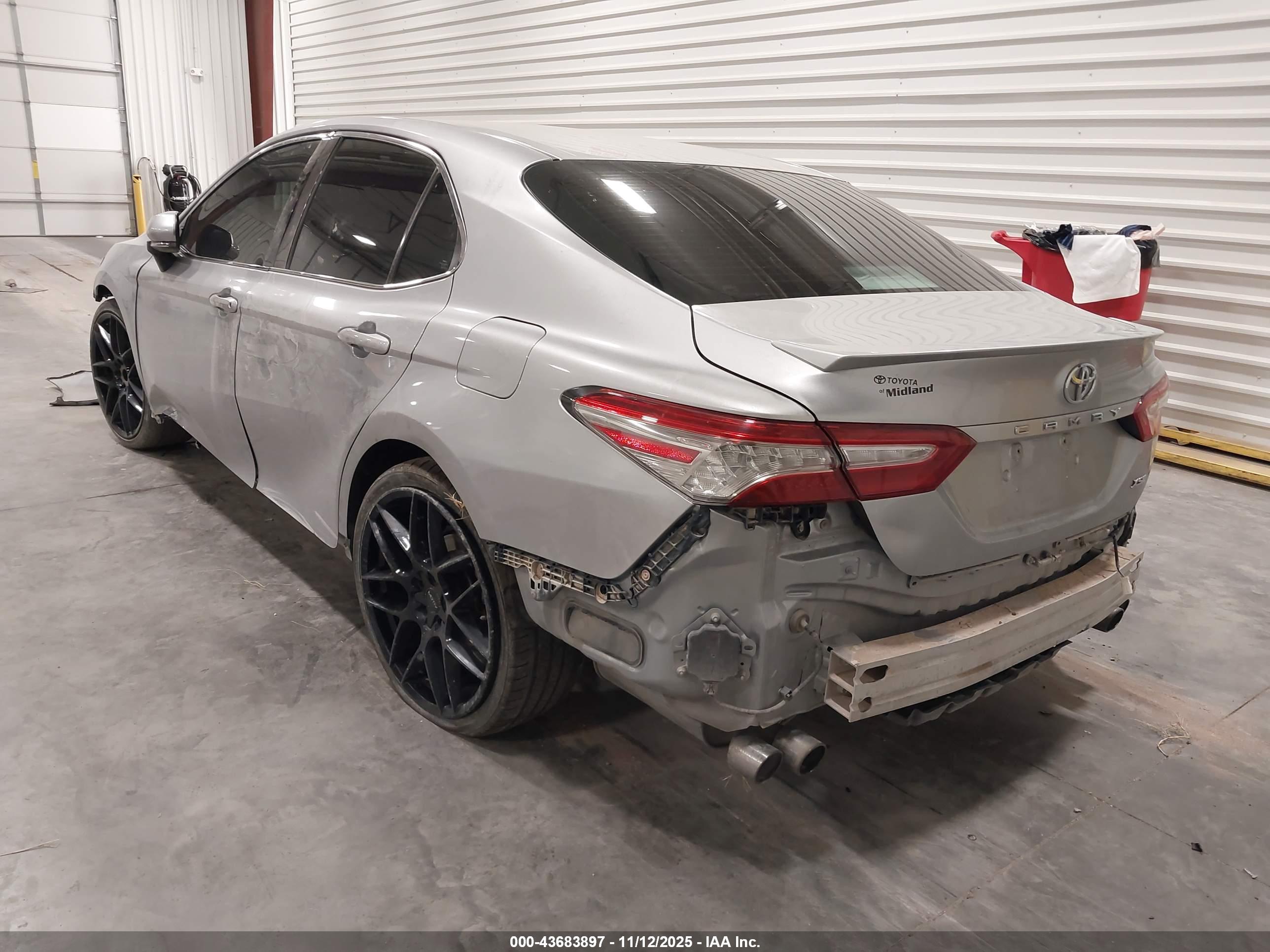 TOYOTA CAMRY image 3
