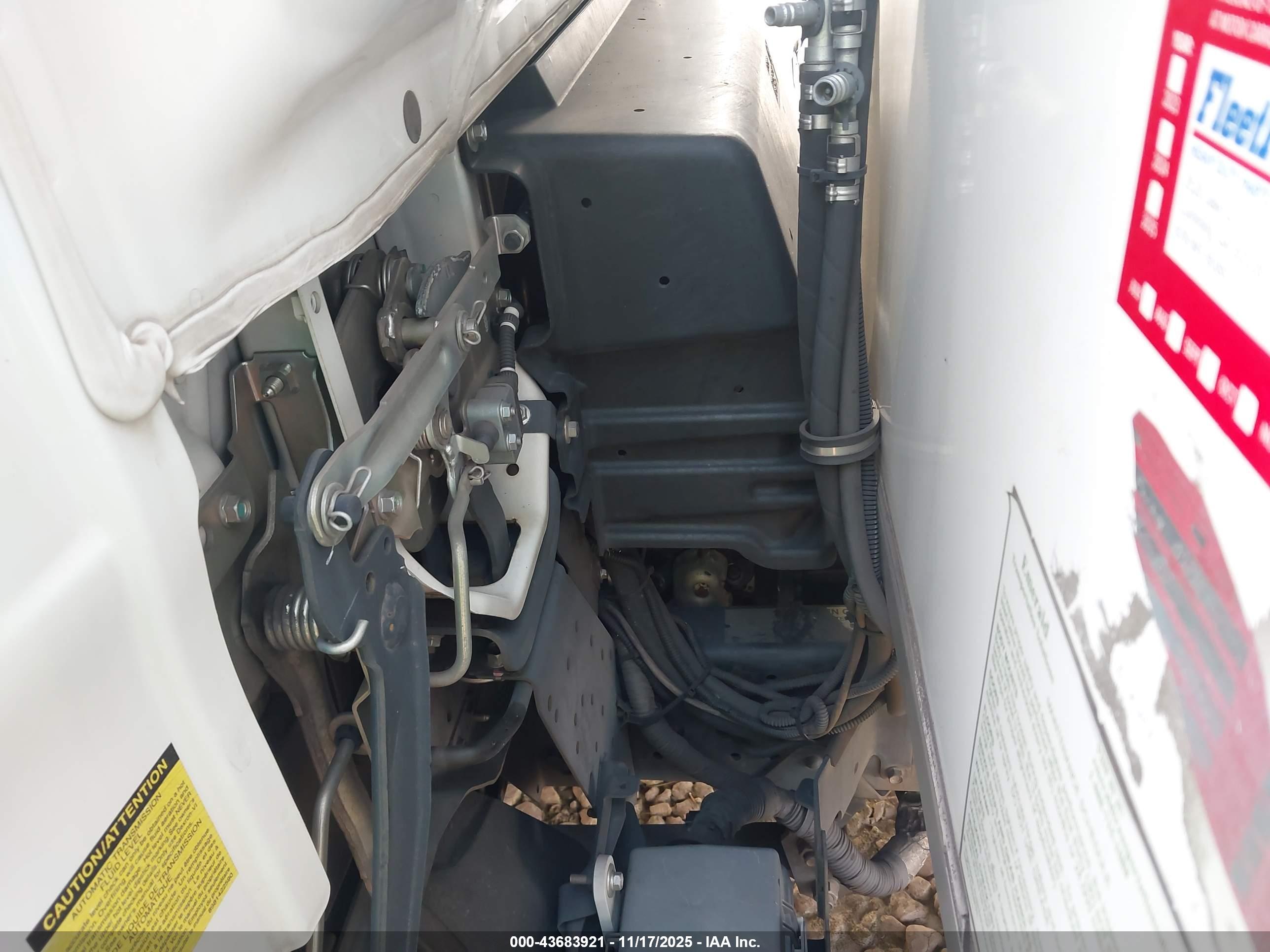 ISUZU NPR image 10