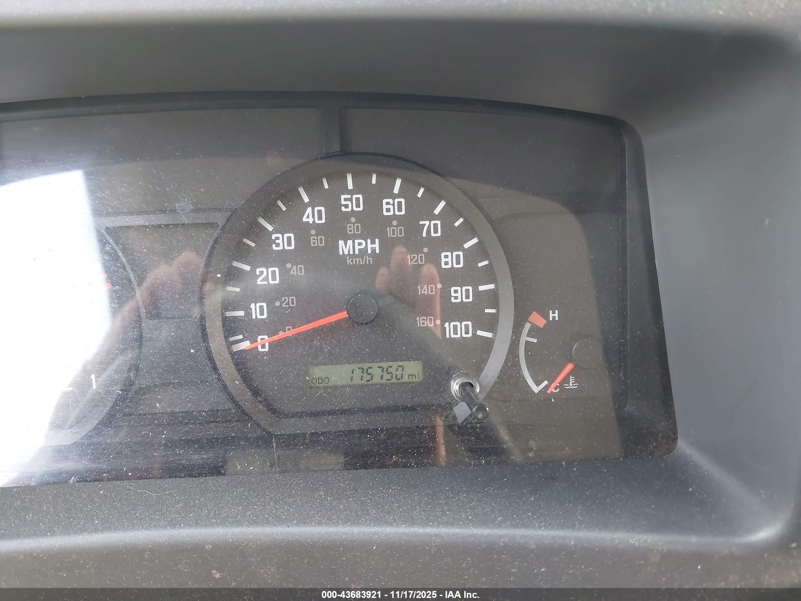 ISUZU NPR image 7