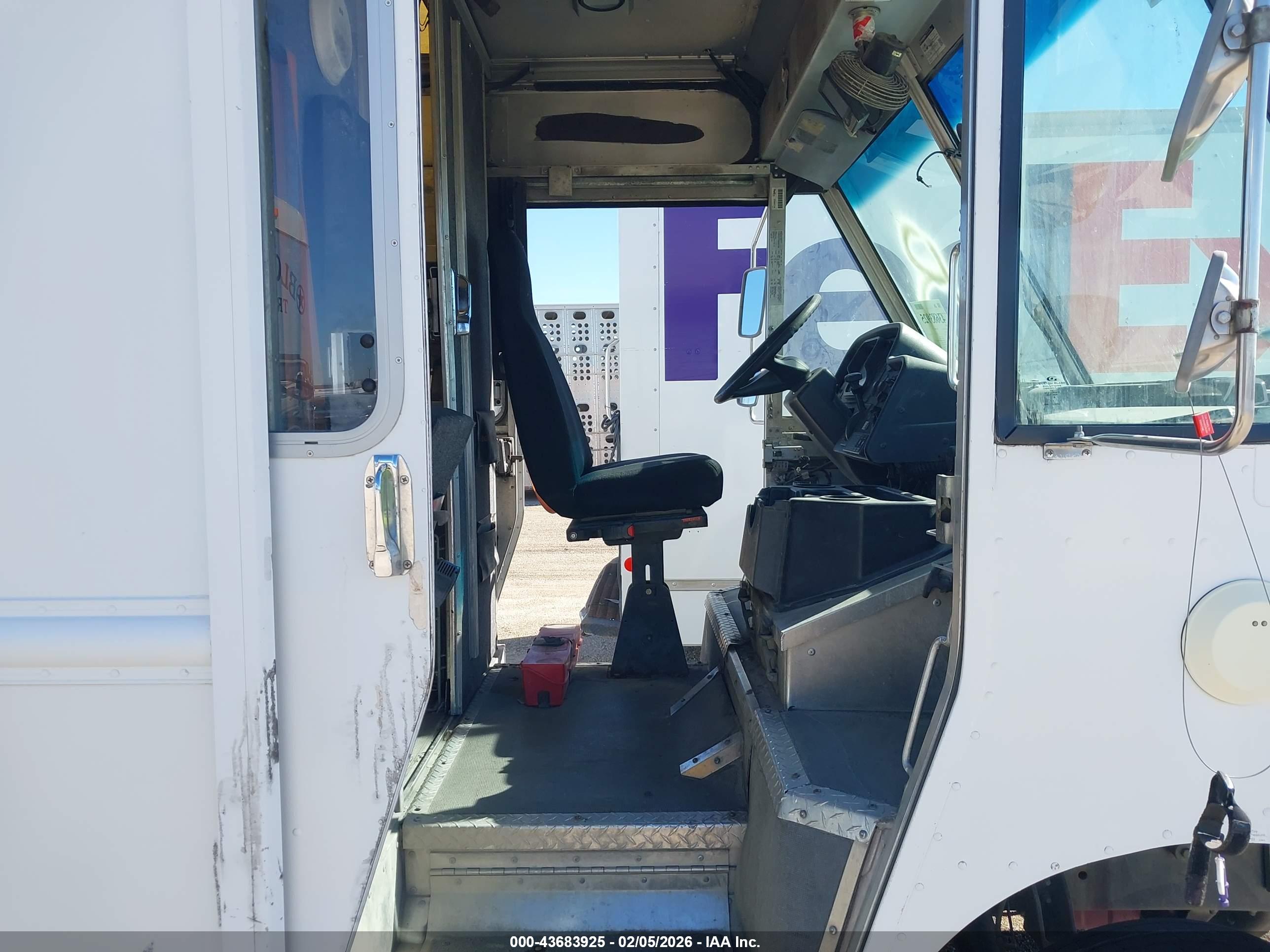 FREIGHTLINER CHASSIS image 8