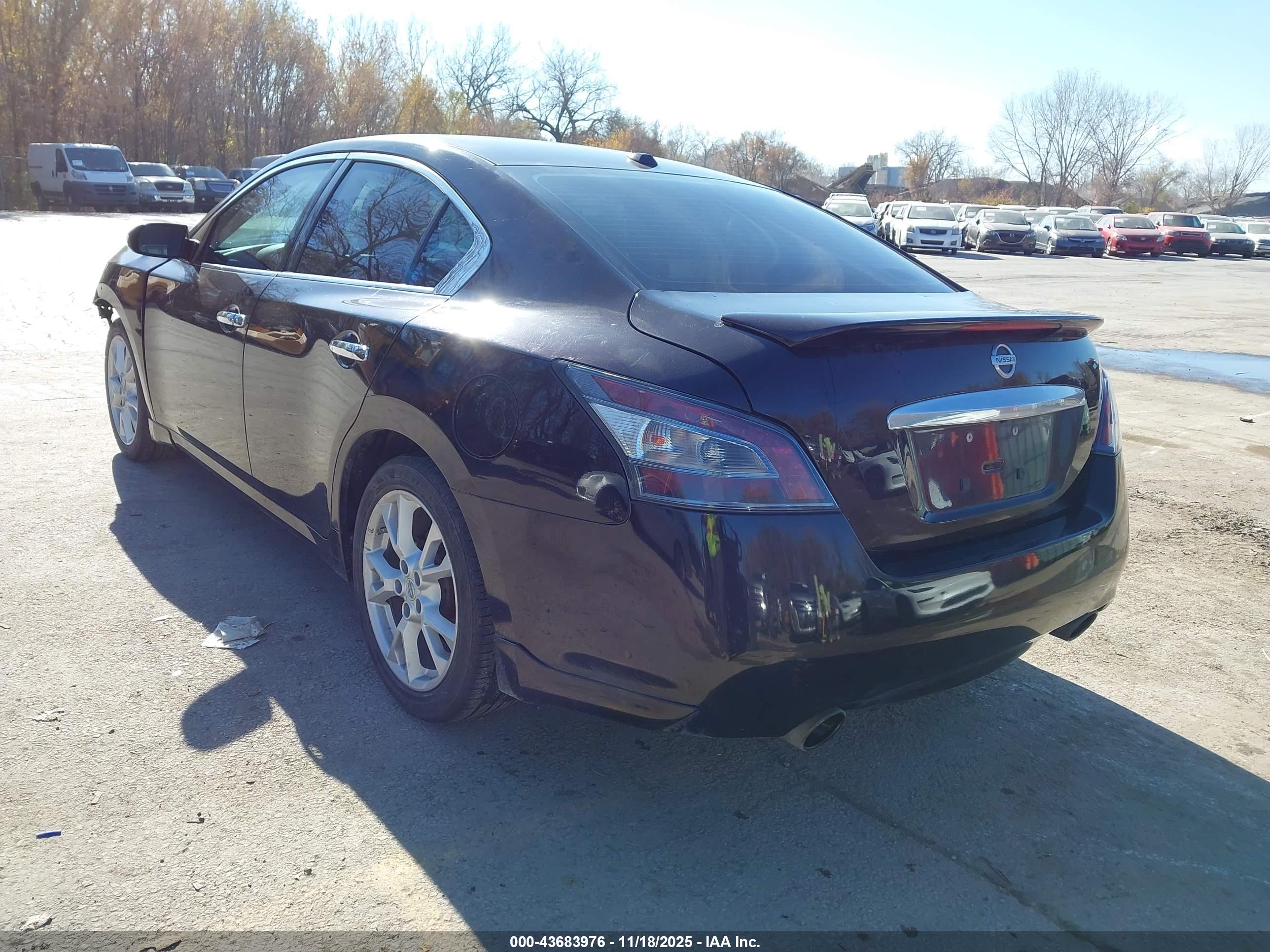 NISSAN MAXIMA image 3
