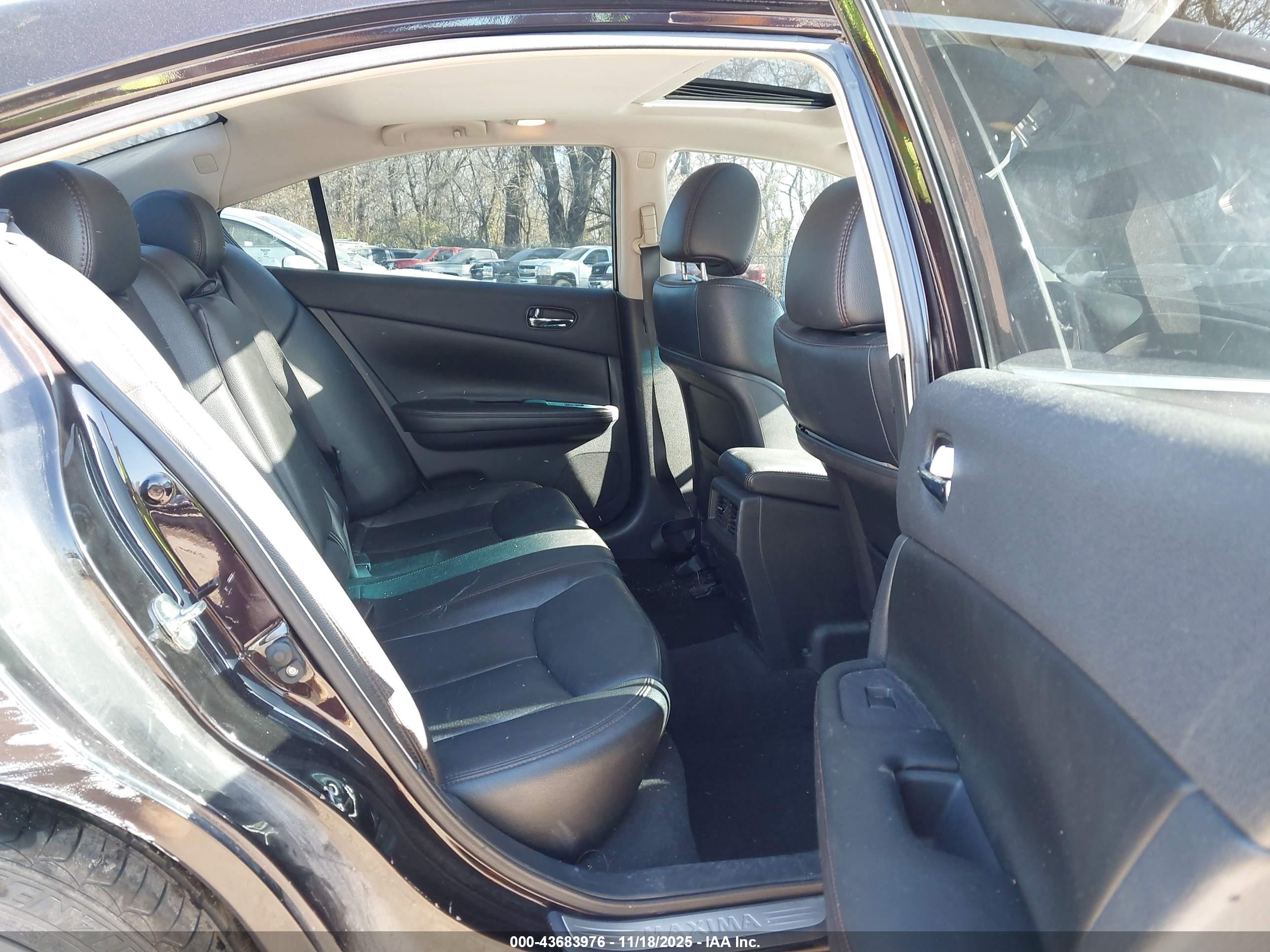 NISSAN MAXIMA image 8