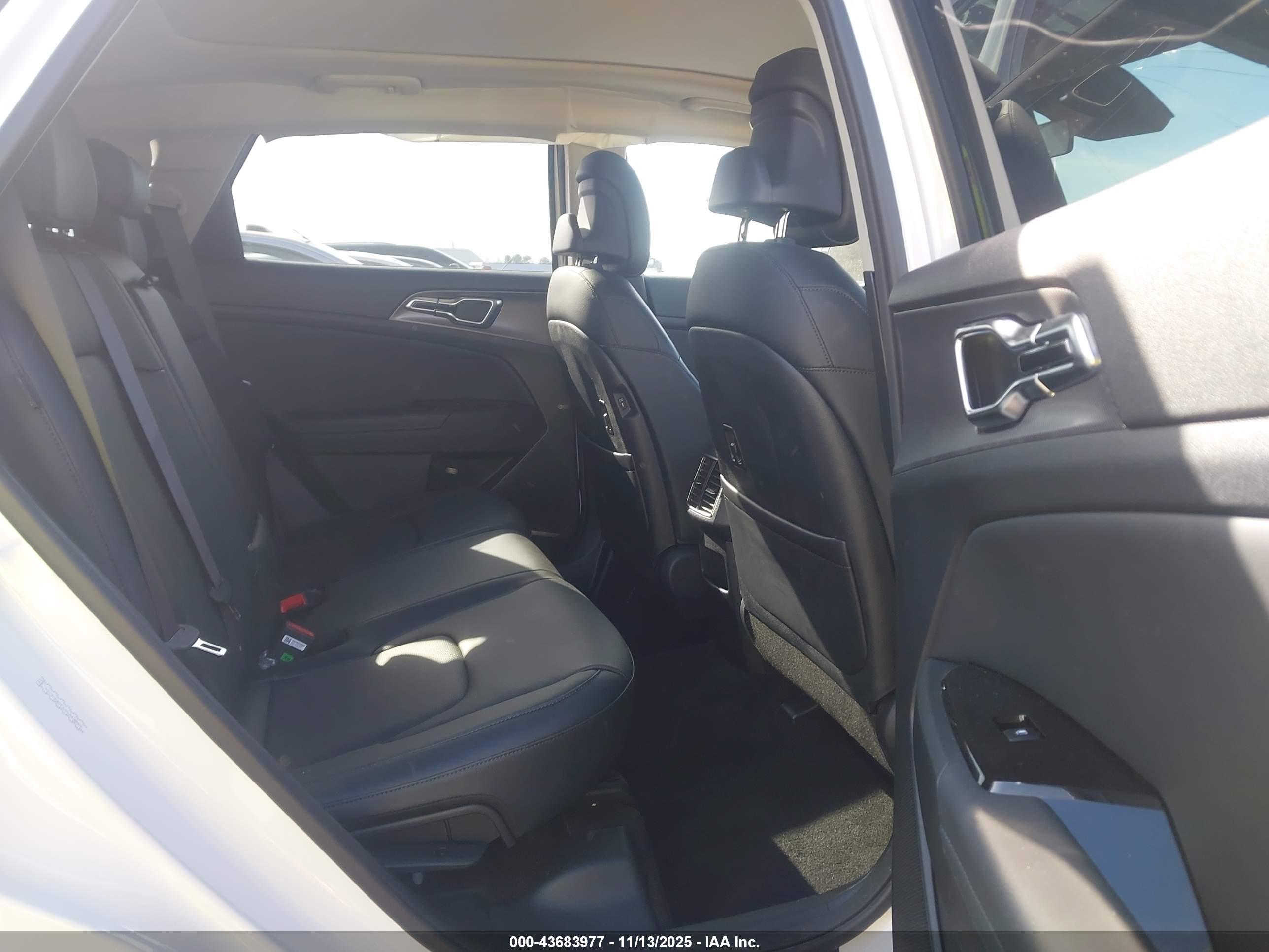 KIA SPORTAGE image 8