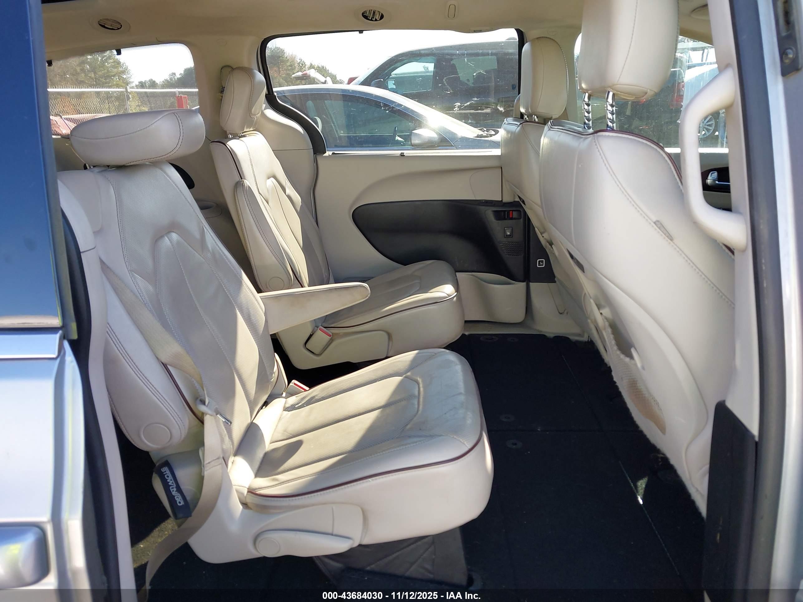 CHRYSLER PACIFICA image 8