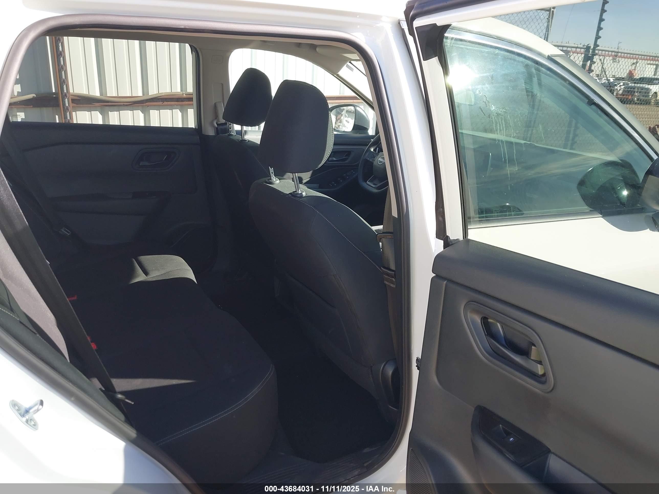 NISSAN ROGUE image 8