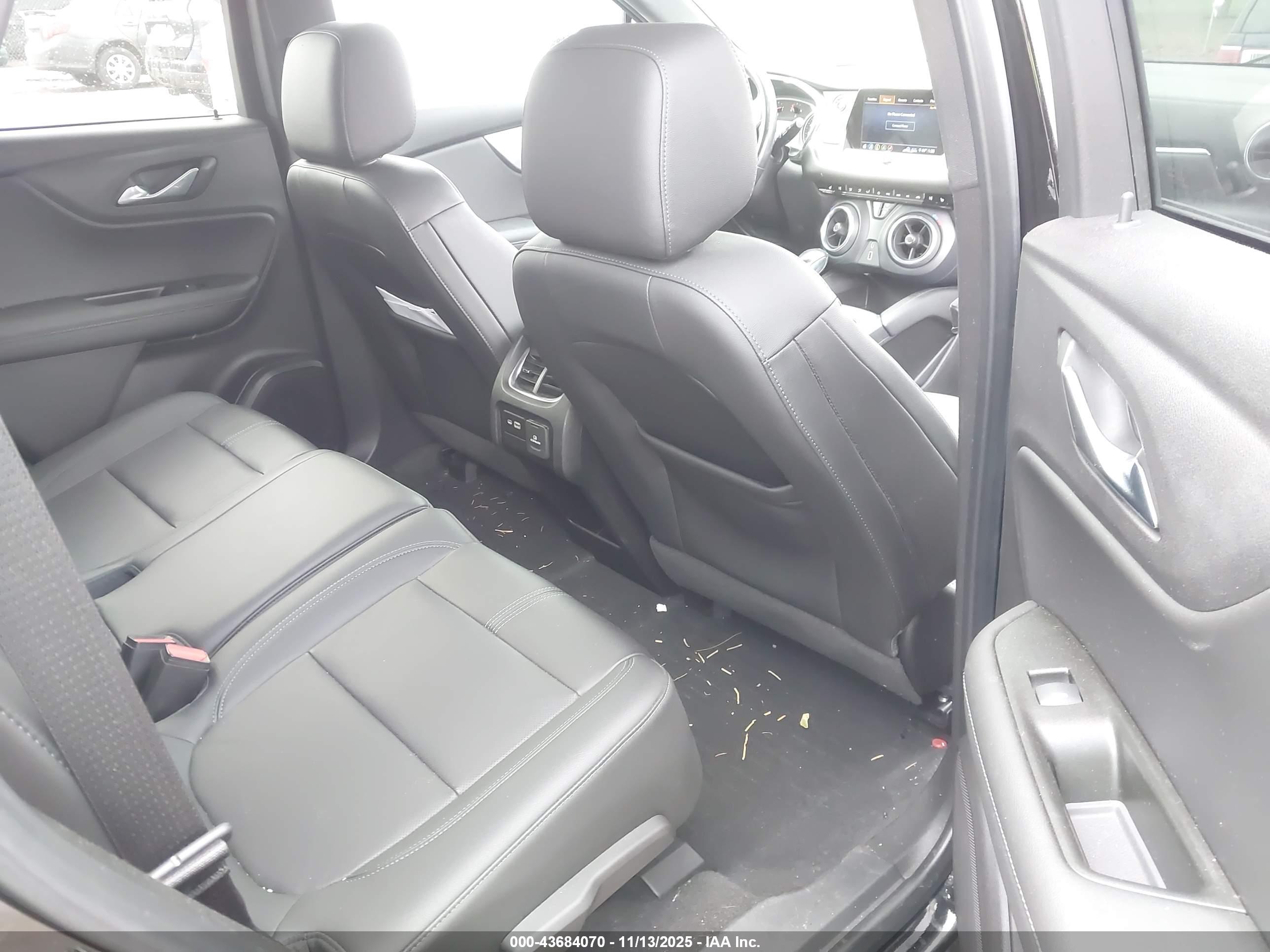CHEVROLET BLAZER image 8