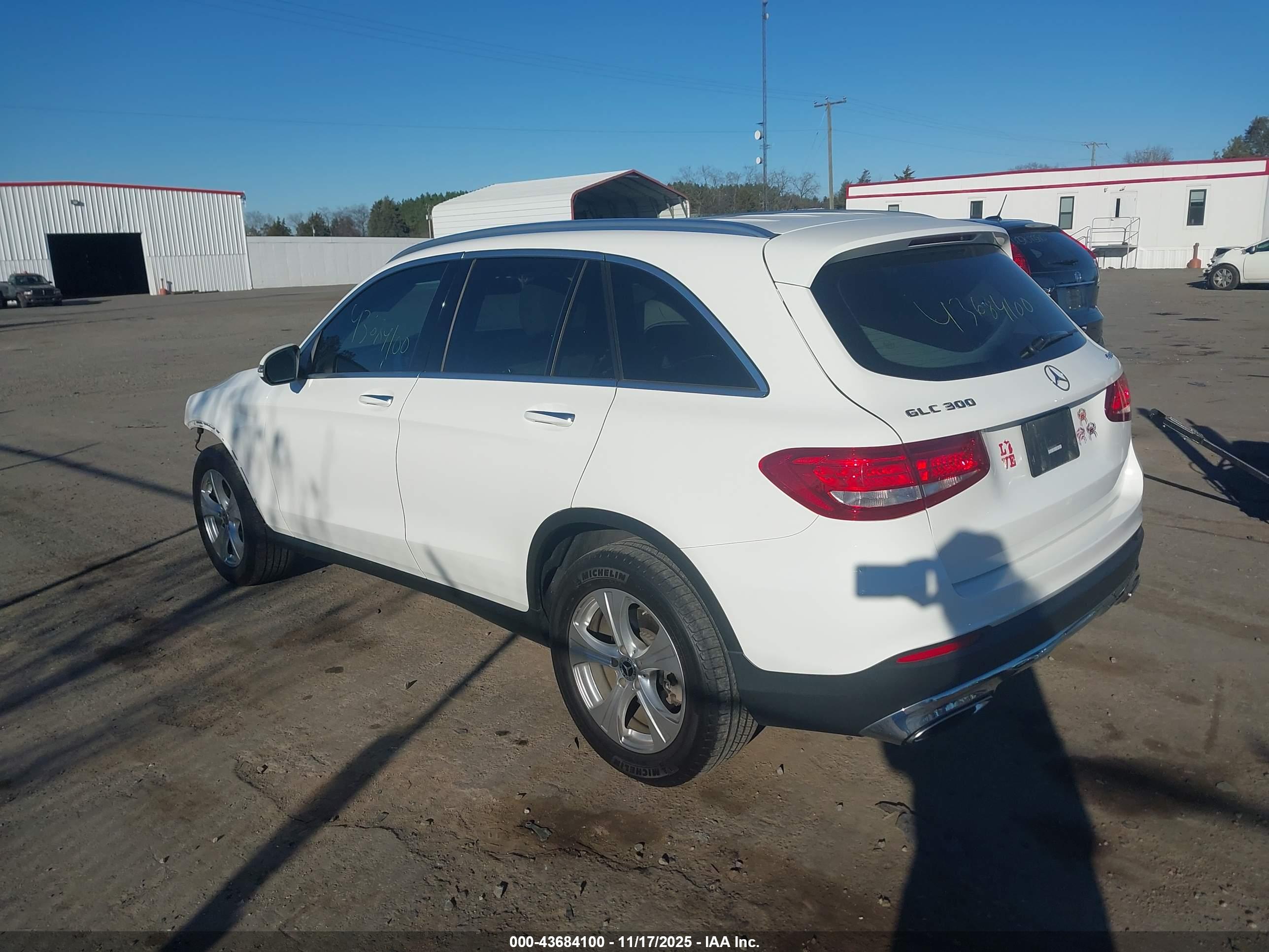 MERCEDES-BENZ GLC image 3