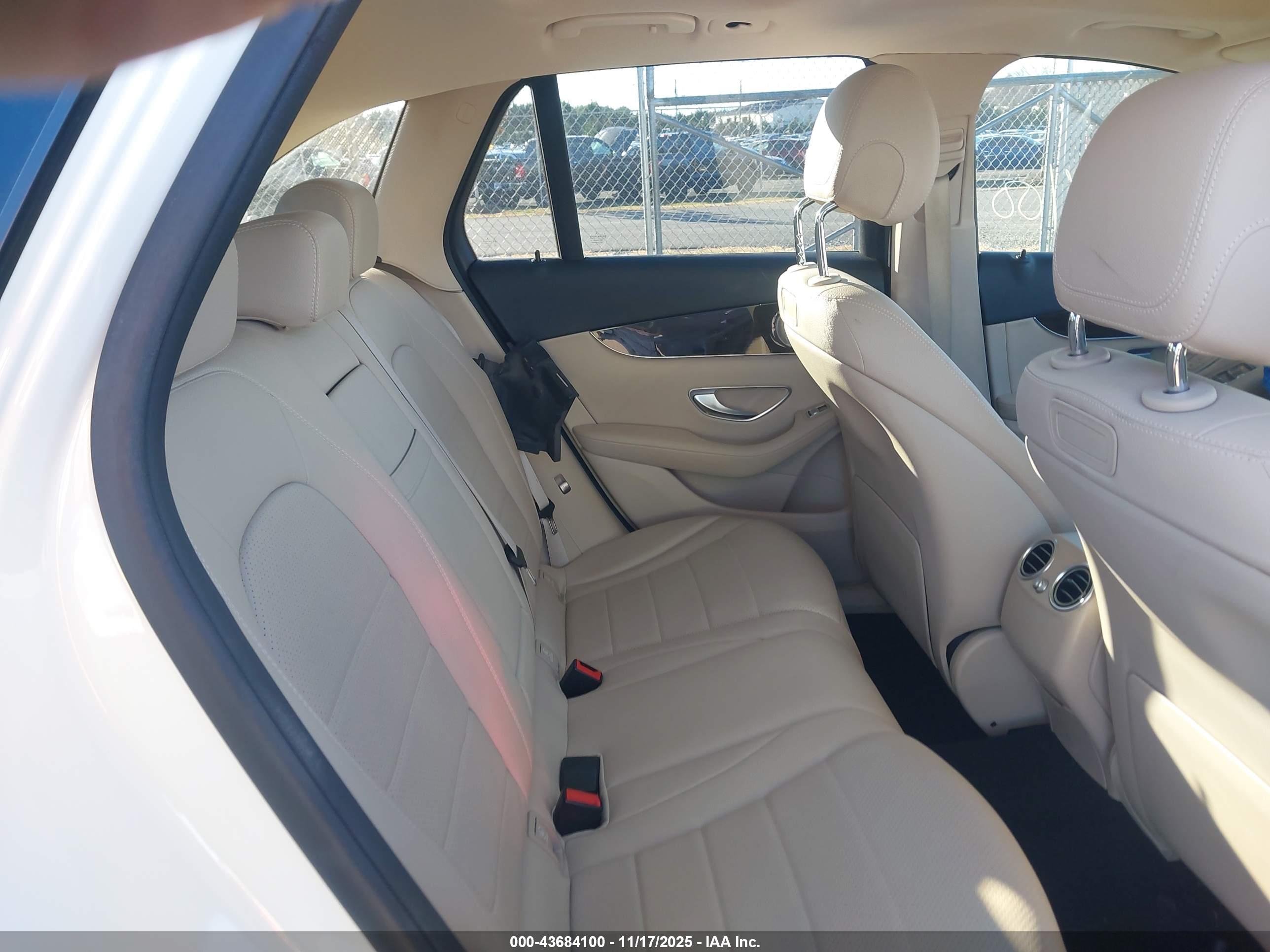 MERCEDES-BENZ GLC image 8