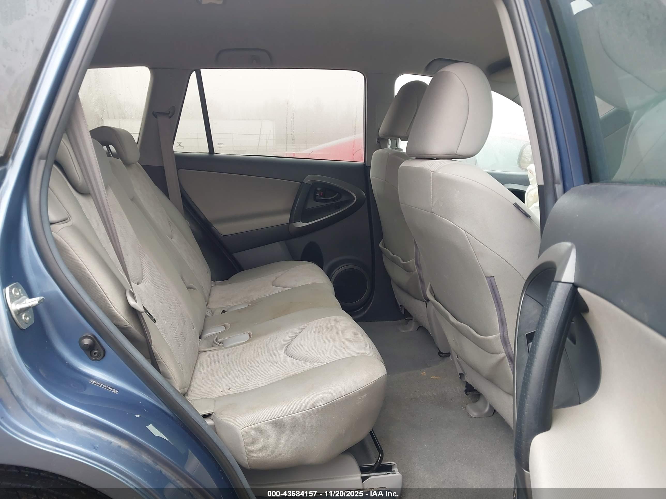 TOYOTA RAV4 image 8