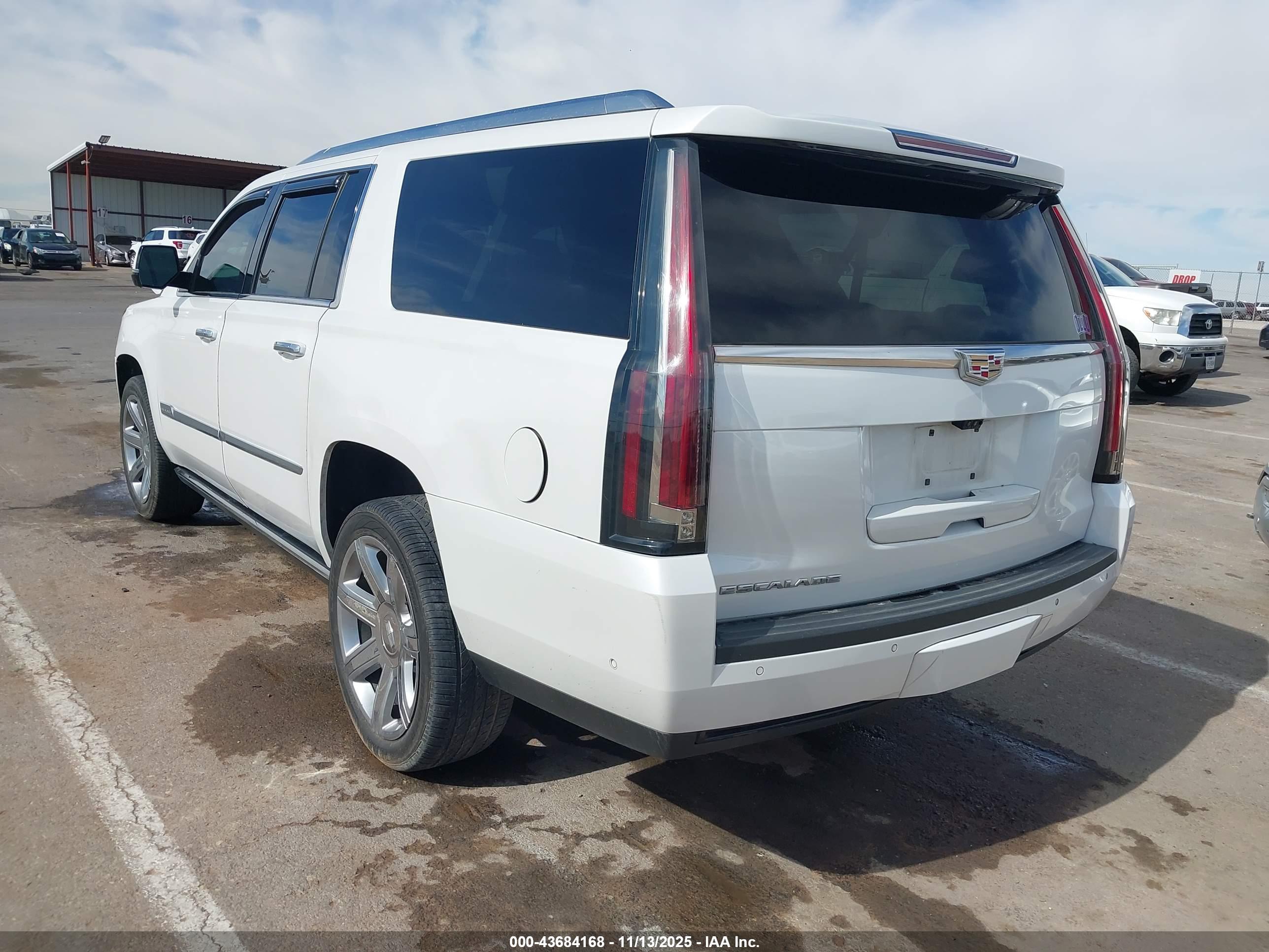 CADILLAC ESCALADE image 3