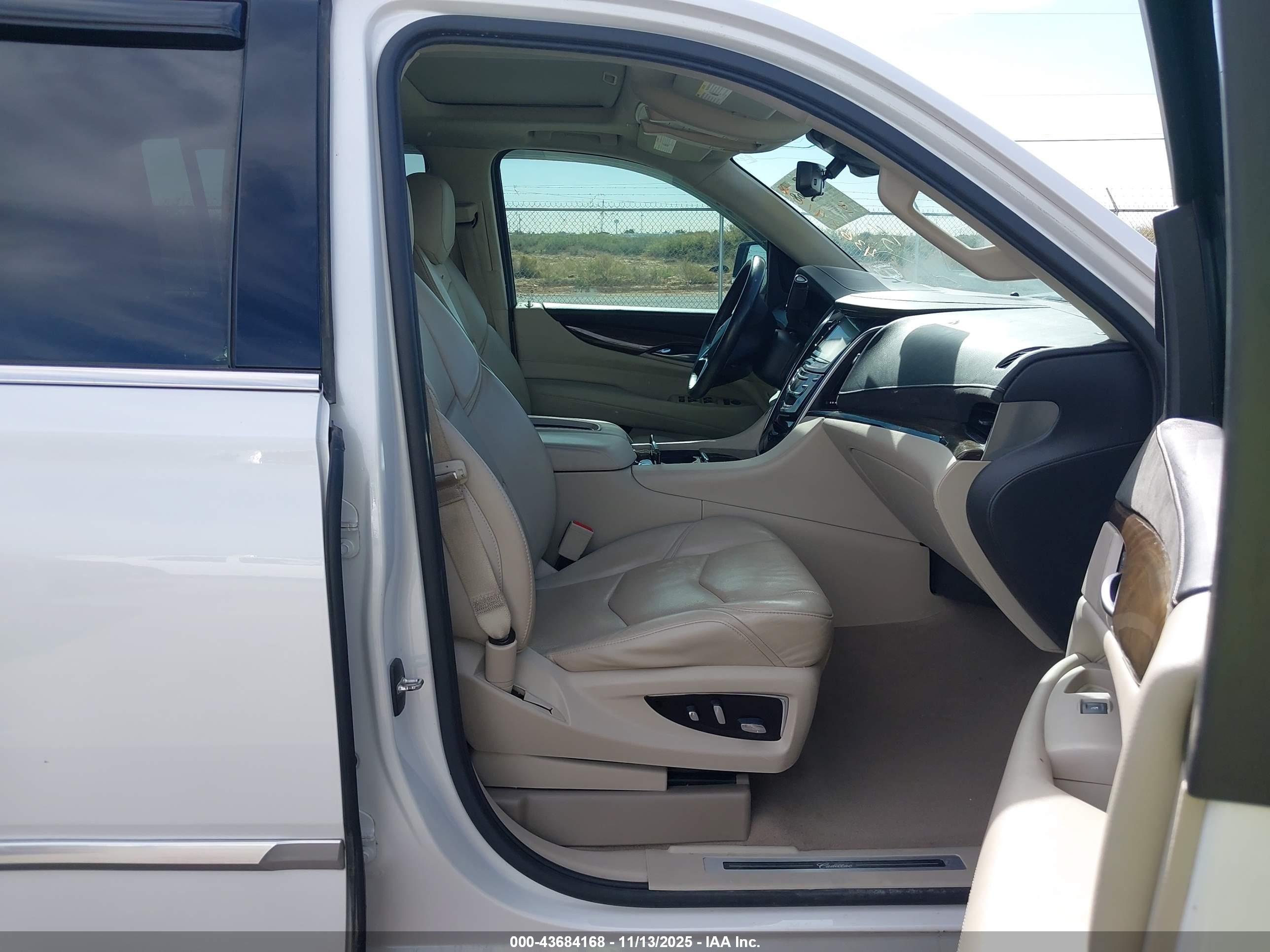CADILLAC ESCALADE image 5