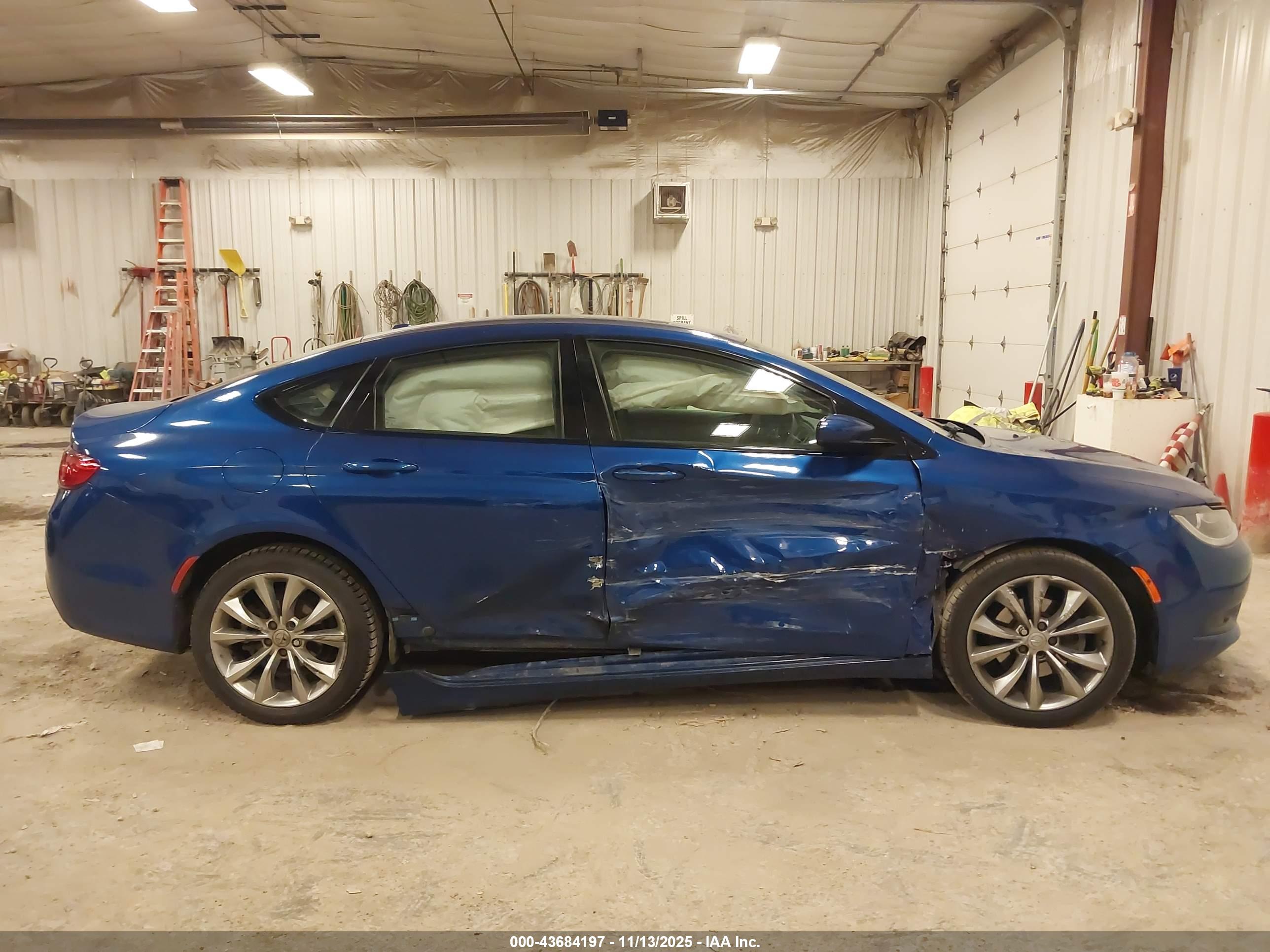 CHRYSLER 200 image 6