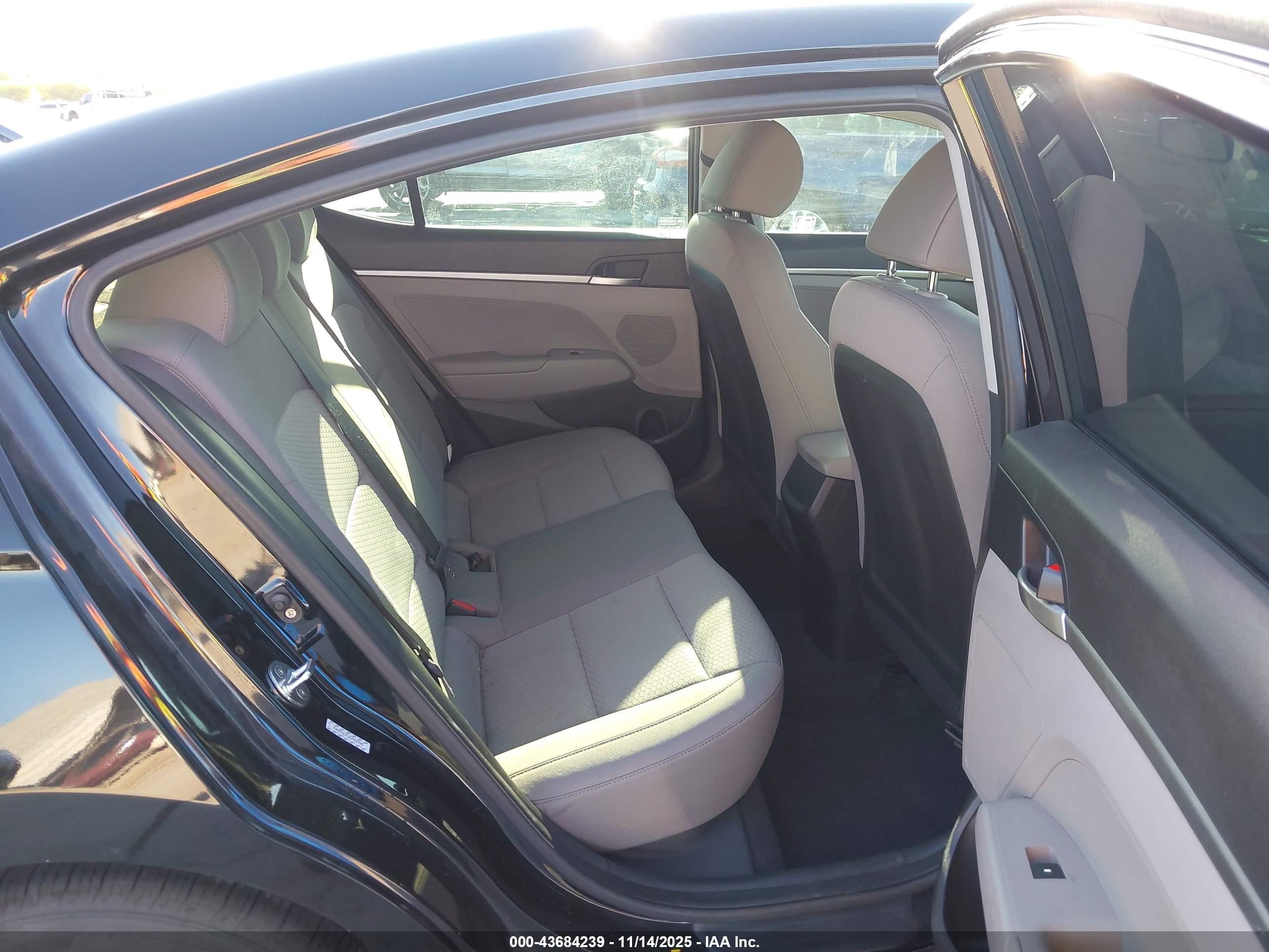 HYUNDAI ELANTRA image 8