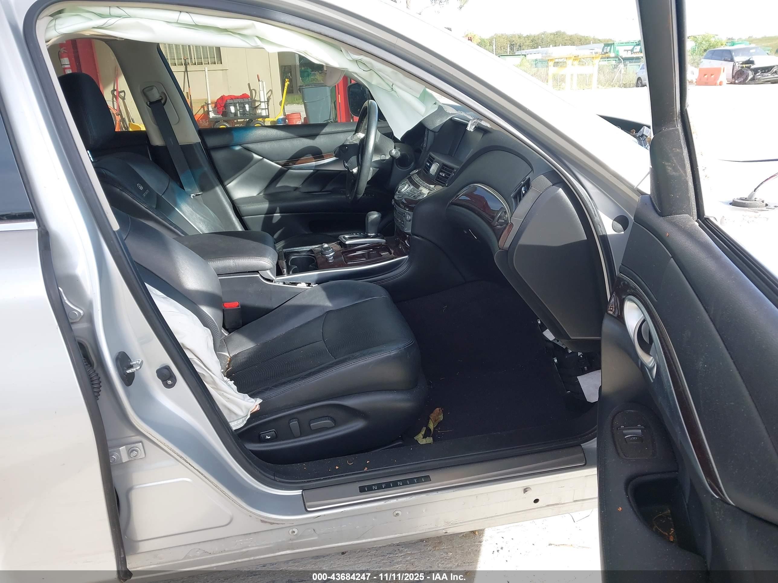 INFINITI M37 image 5